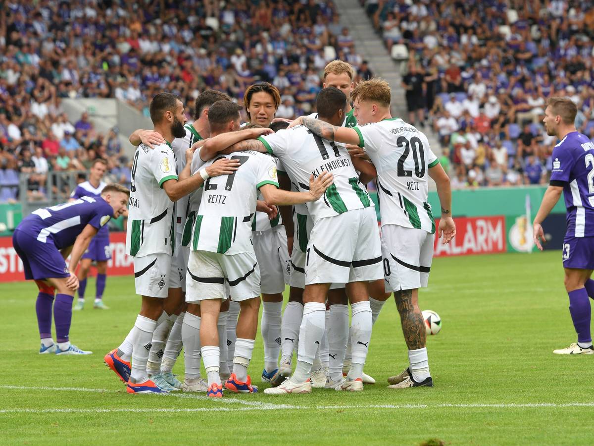 Die Mannschaft von Borussia Mönchengladbach jubelt.