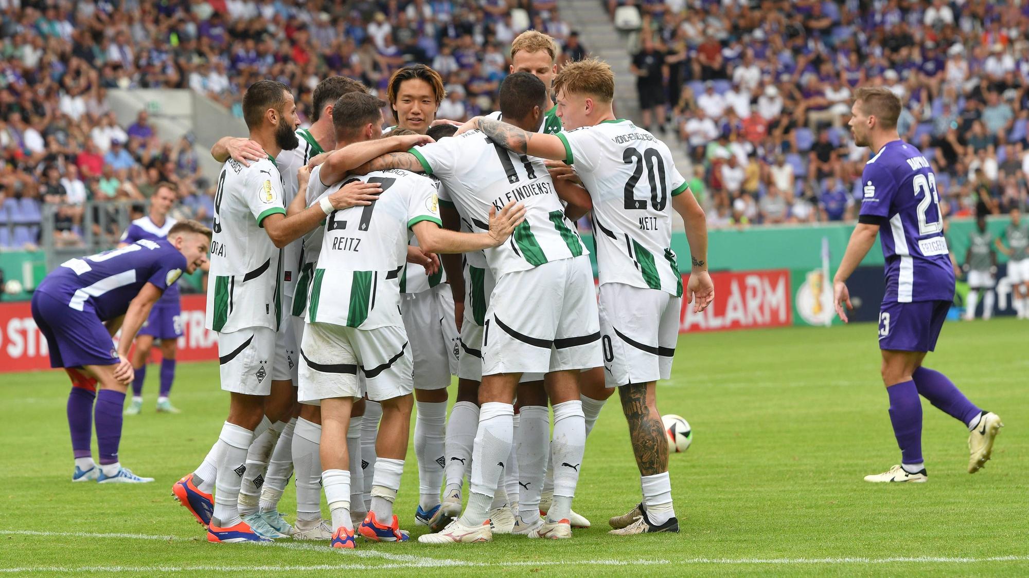 Die Mannschaft von Borussia Mönchengladbach jubelt.