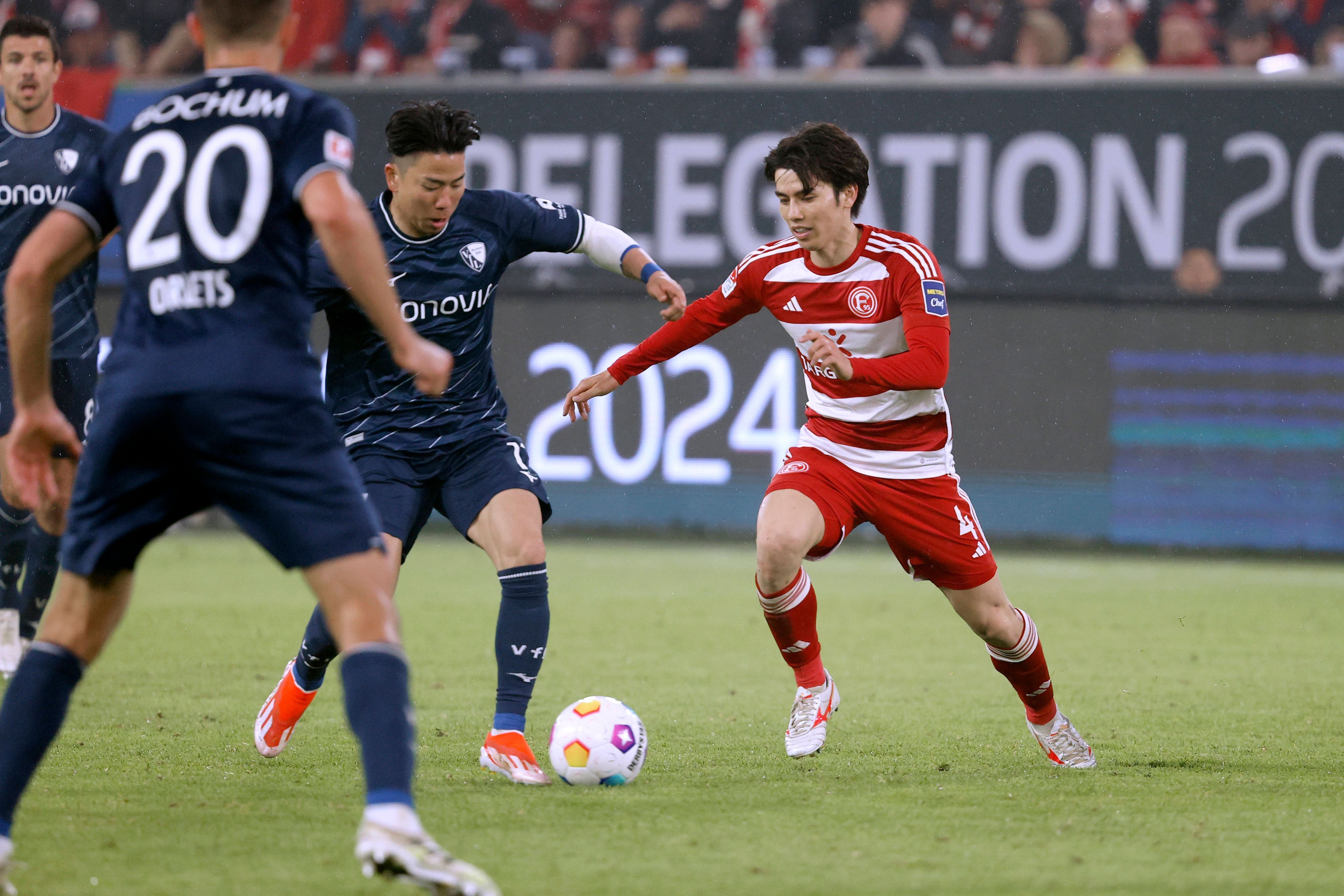 Takuma Asano und Ao Tanaka streiten sich um den Ball.