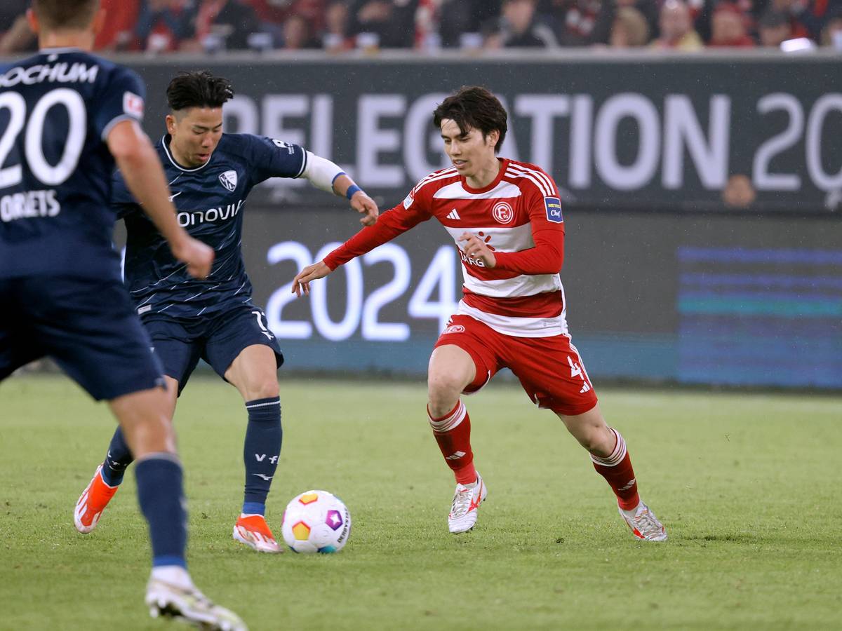 Takuma Asano und Ao Tanaka streiten sich um den Ball.