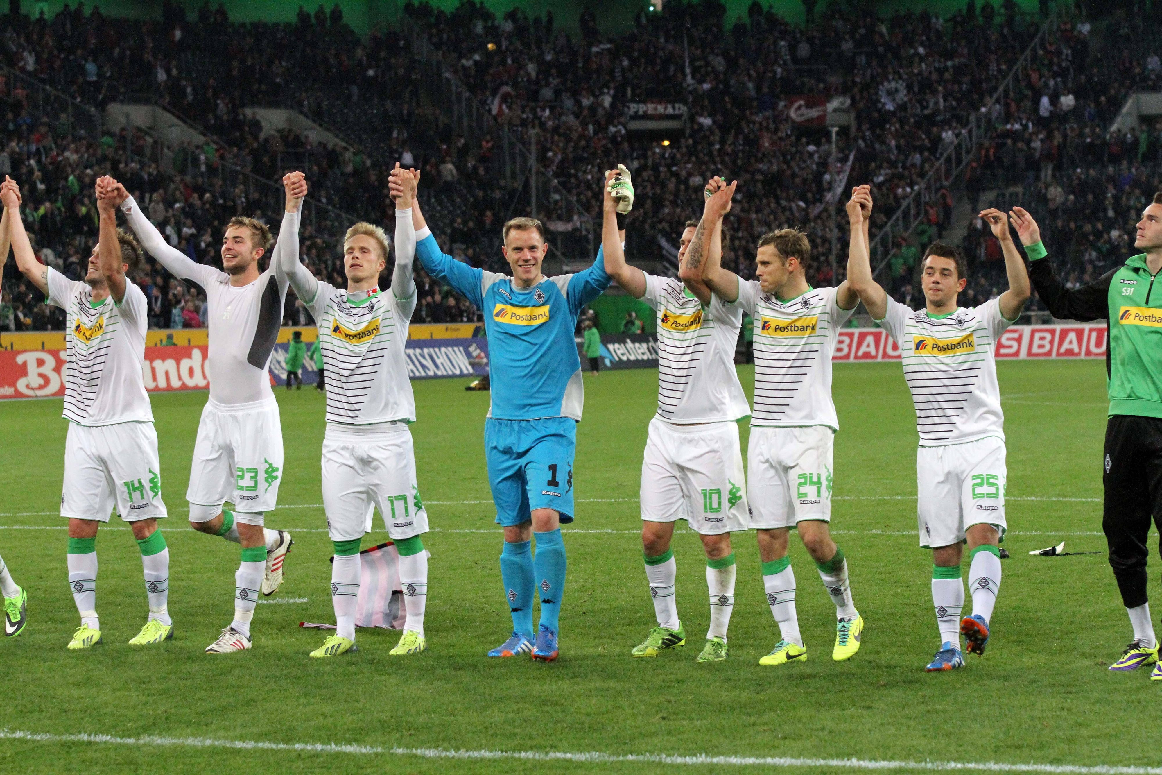 Gladbach-Spielern feiern gemeinsam vor der Kurve.