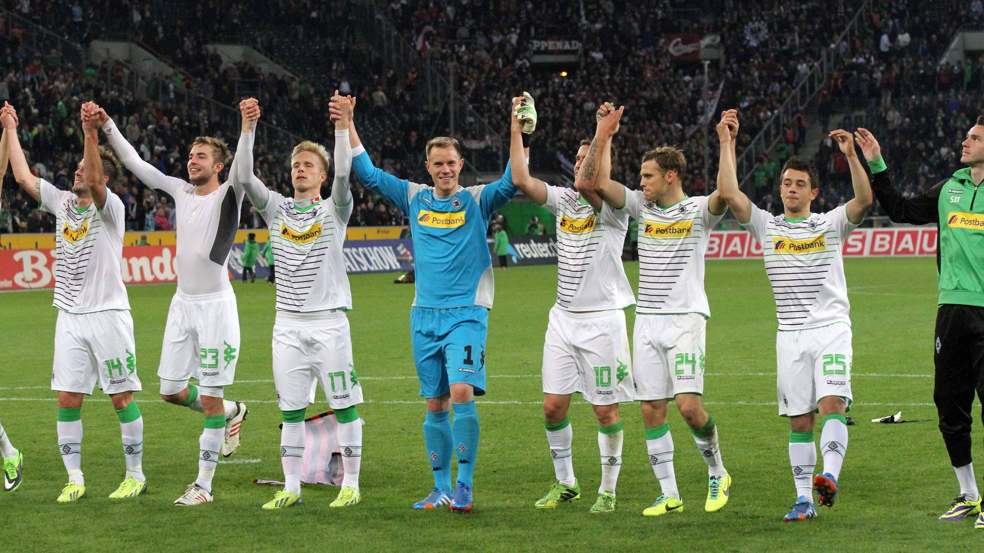 Gladbach-Spielern feiern gemeinsam vor der Kurve.