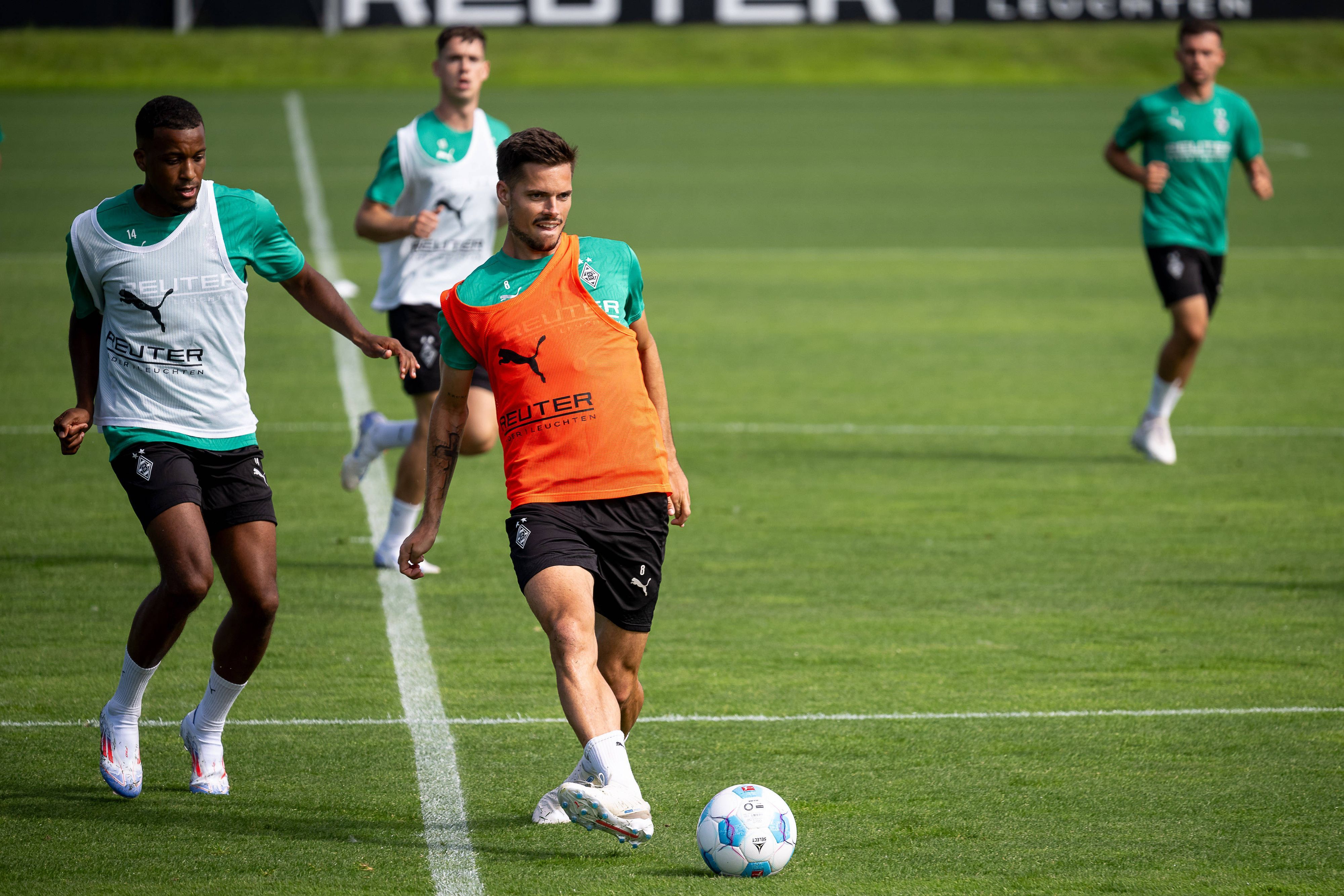 Borussia Mönchengladbachs Julia Weigl führt den Ball im Training. Hinter ihm steht Alassane Plea.