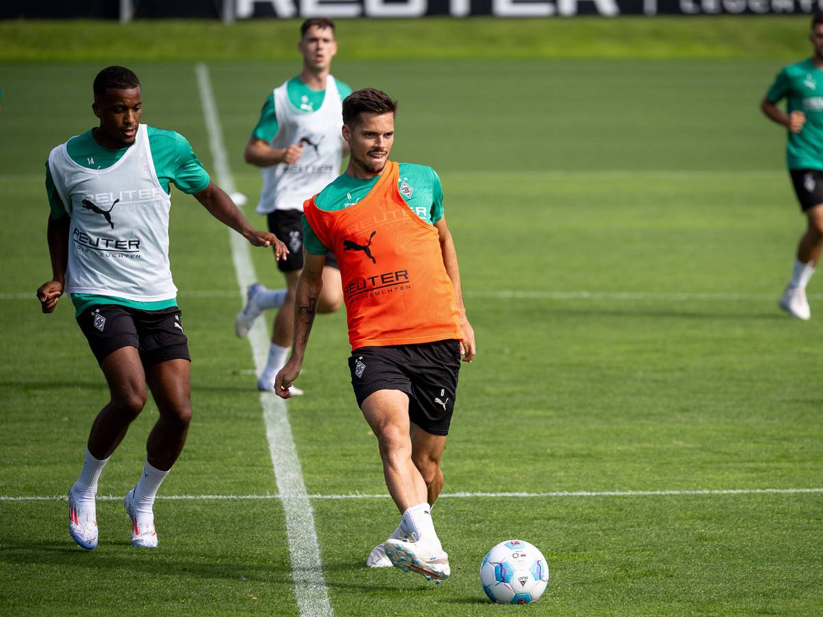 Borussia Mönchengladbachs Julia Weigl führt den Ball im Training. Hinter ihm steht Alassane Plea.