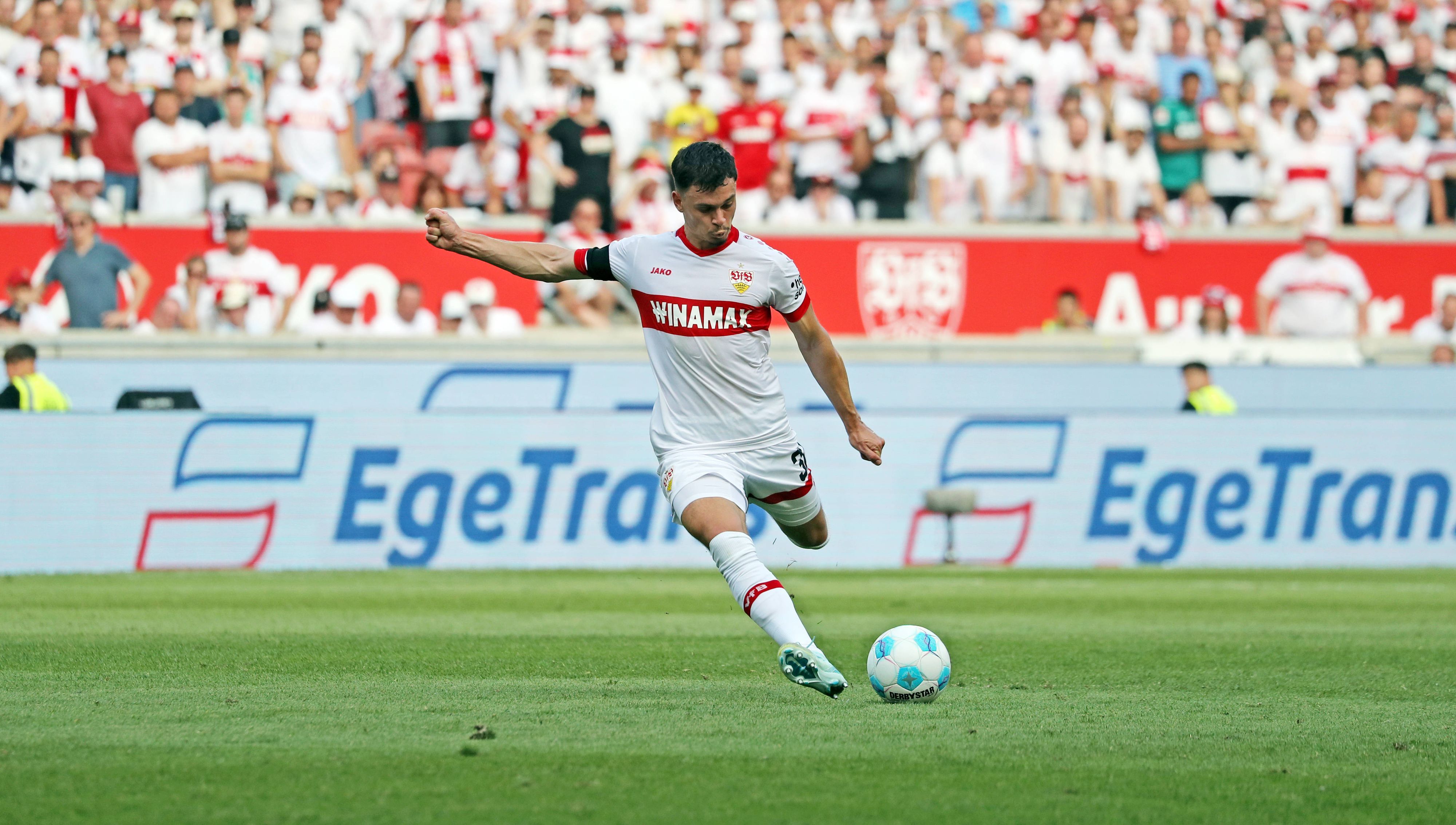 Fabian Rieder am Ball für Stuttgart.