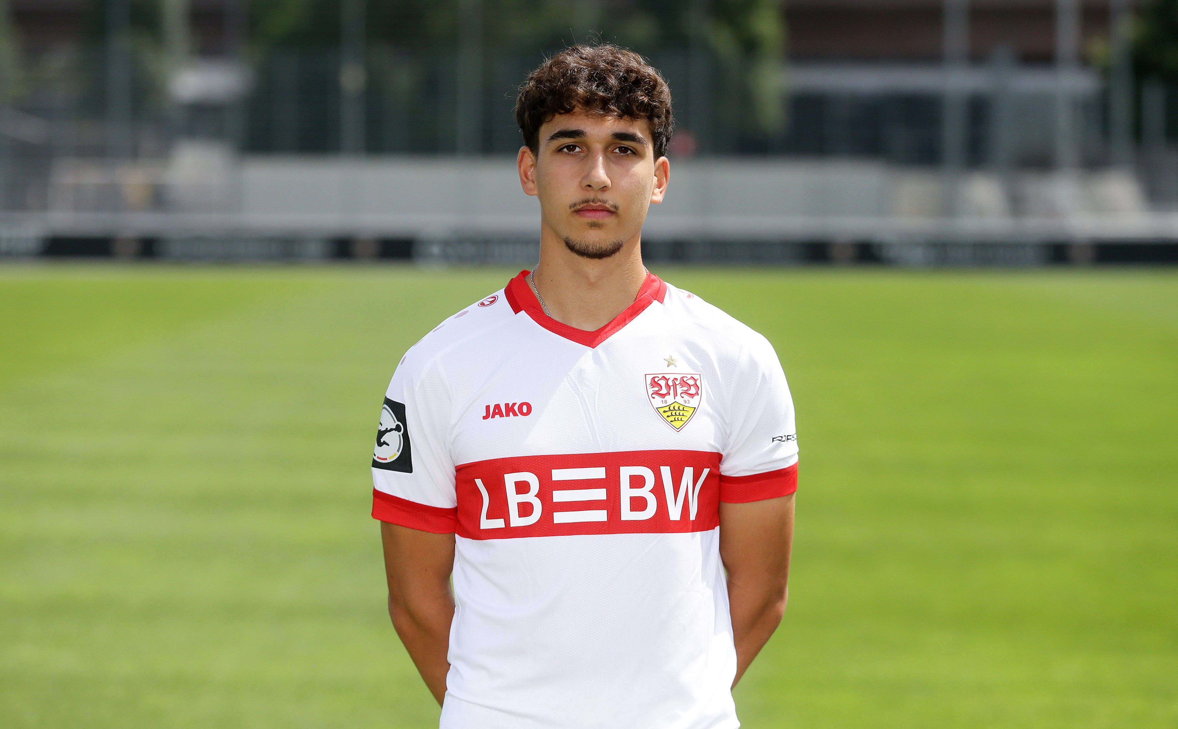 Raul Paula beim Fototermin im Porträt.