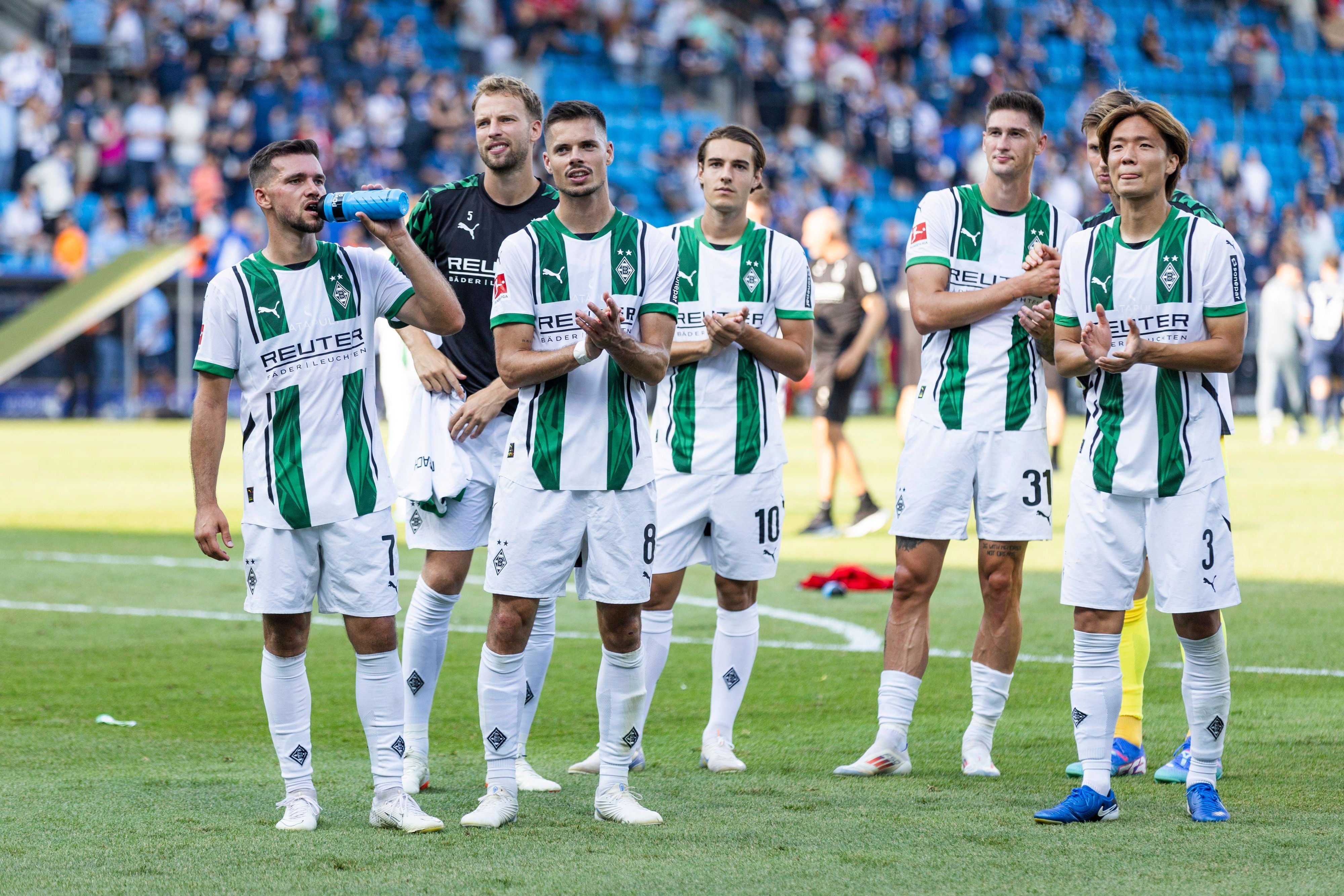 Die Profis von Borussia Mönchengladbach applaudieren nach dem 2:0-Auswärtssieg beim VfL Bochum den Fans.