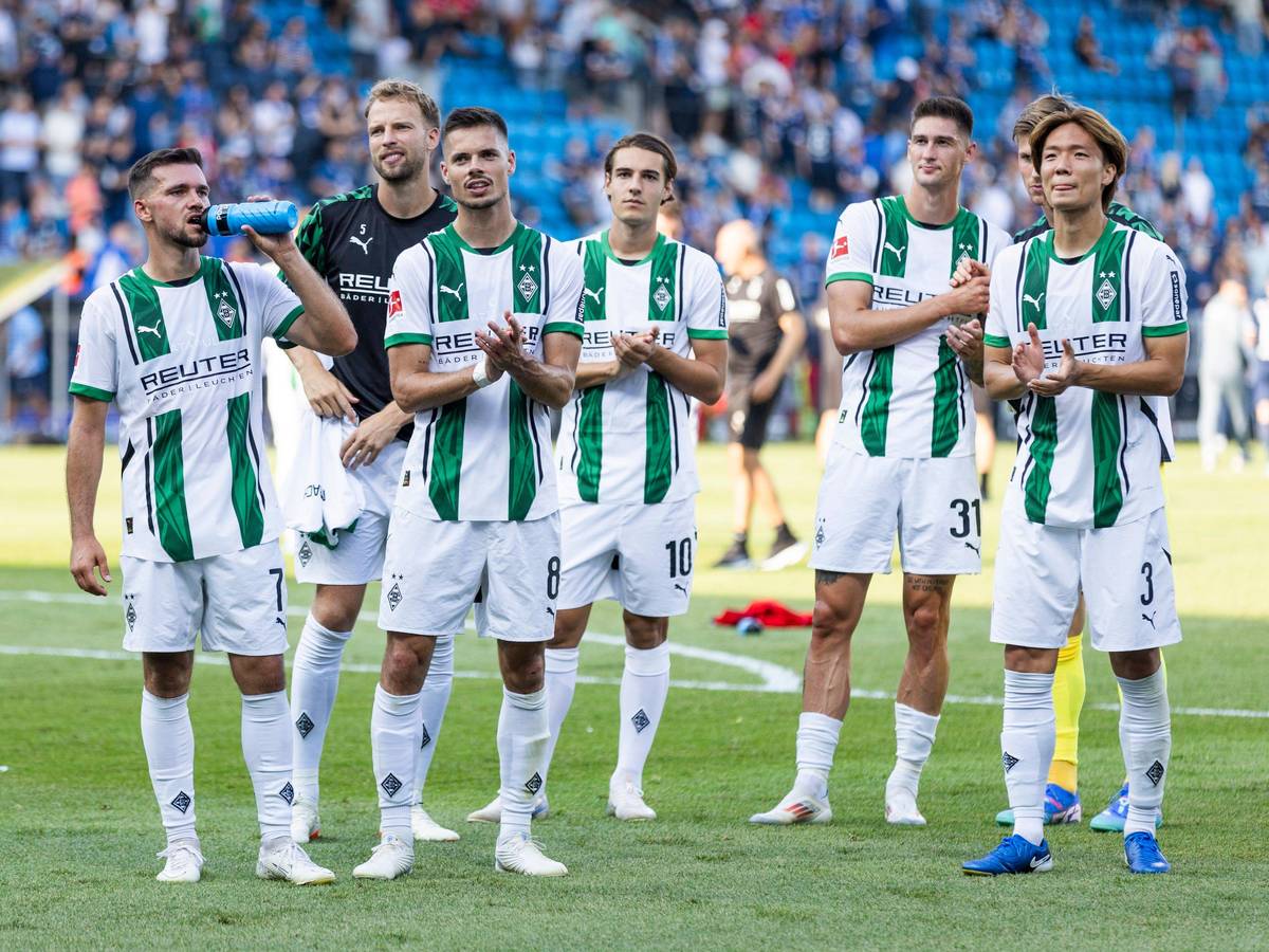 Die Profis von Borussia Mönchengladbach applaudieren nach dem 2:0-Auswärtssieg beim VfL Bochum den Fans.