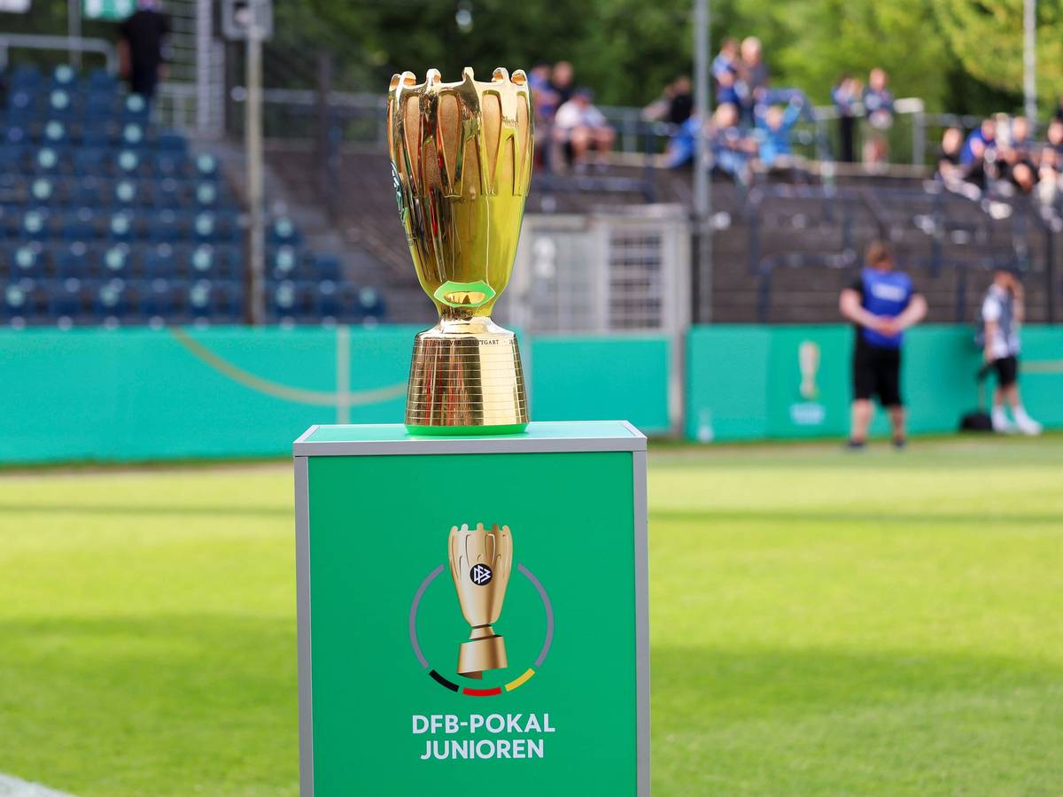 Der goldene DFB-Pokal der Junioren auf einem grünen Sockel.