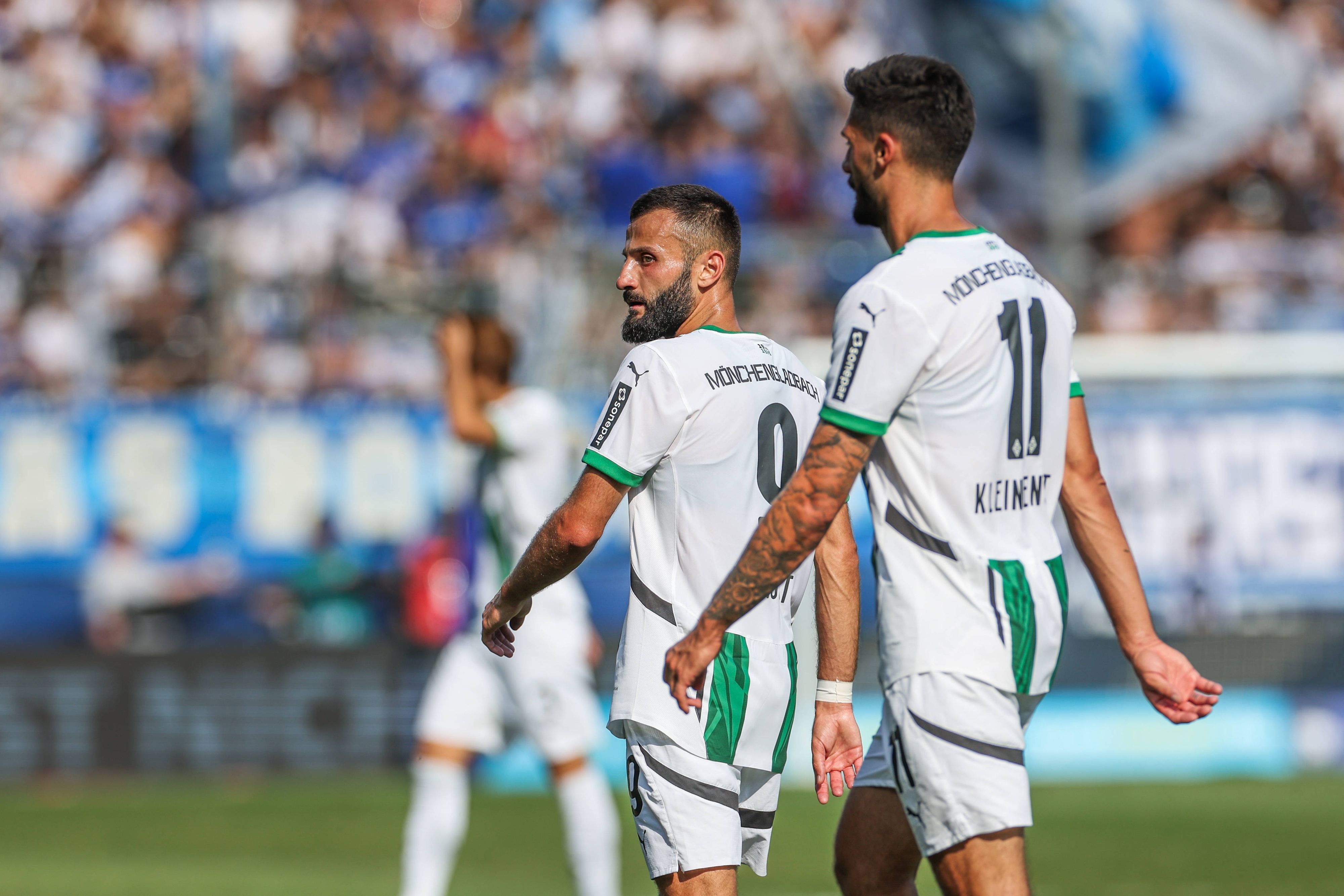 Franck Honorat und Tim Kleindienst stehen im Ruhrstadion gemeinsam in Gladbach-Trikots auf dem Platz.
