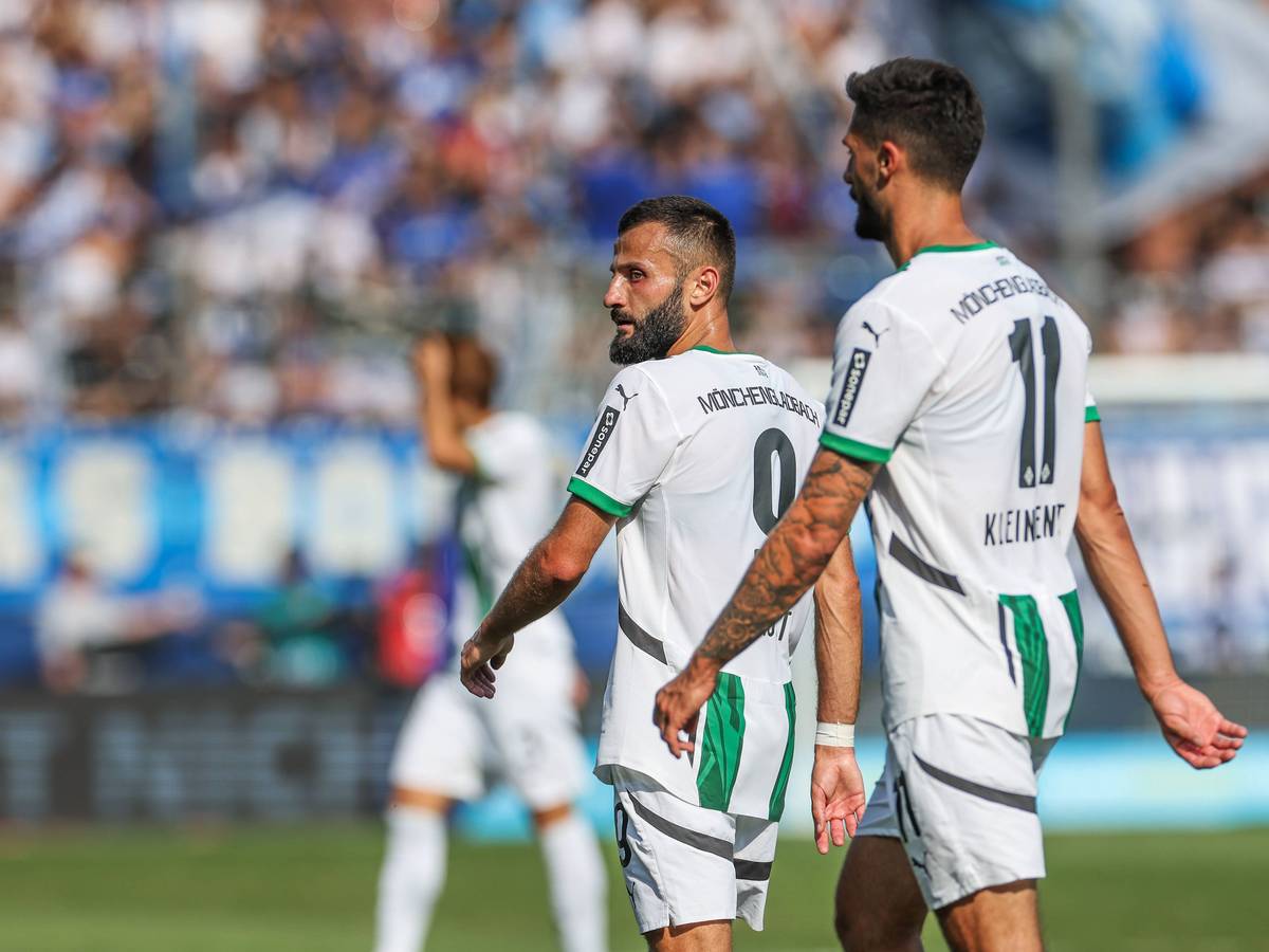 Franck Honorat und Tim Kleindienst stehen im Ruhrstadion gemeinsam in Gladbach-Trikots auf dem Platz.