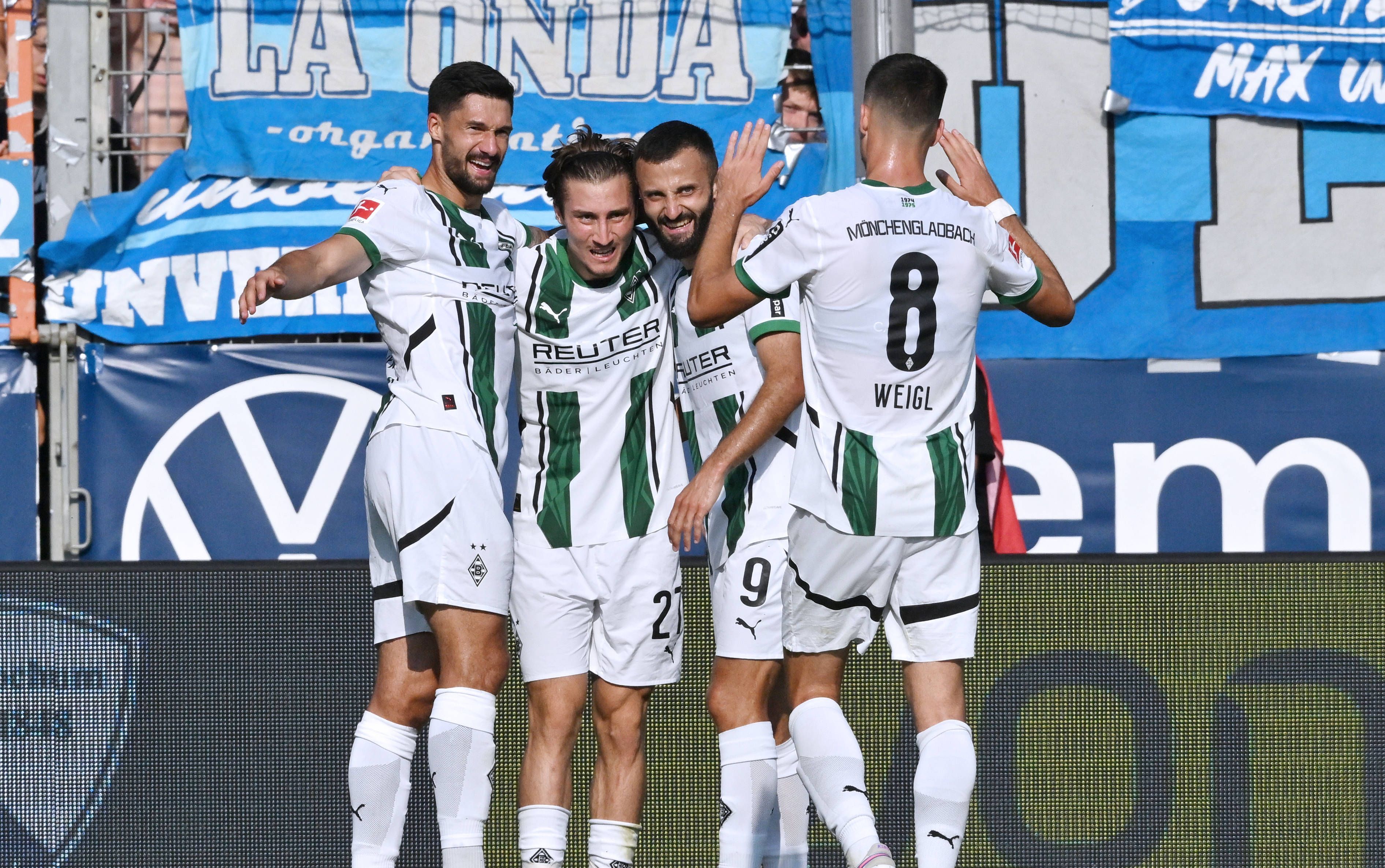 Gladbach-Profis bejubeln ein Tor.