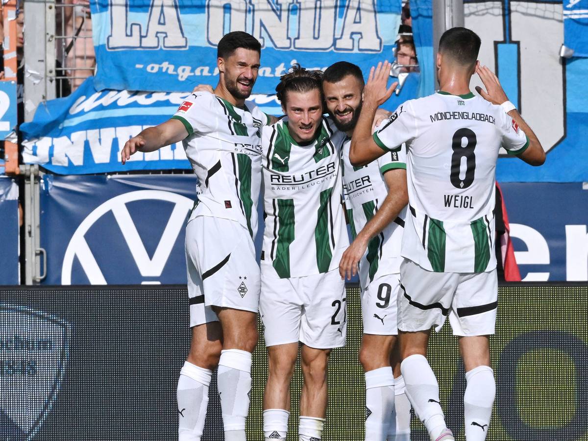 Gladbach-Profis bejubeln ein Tor.