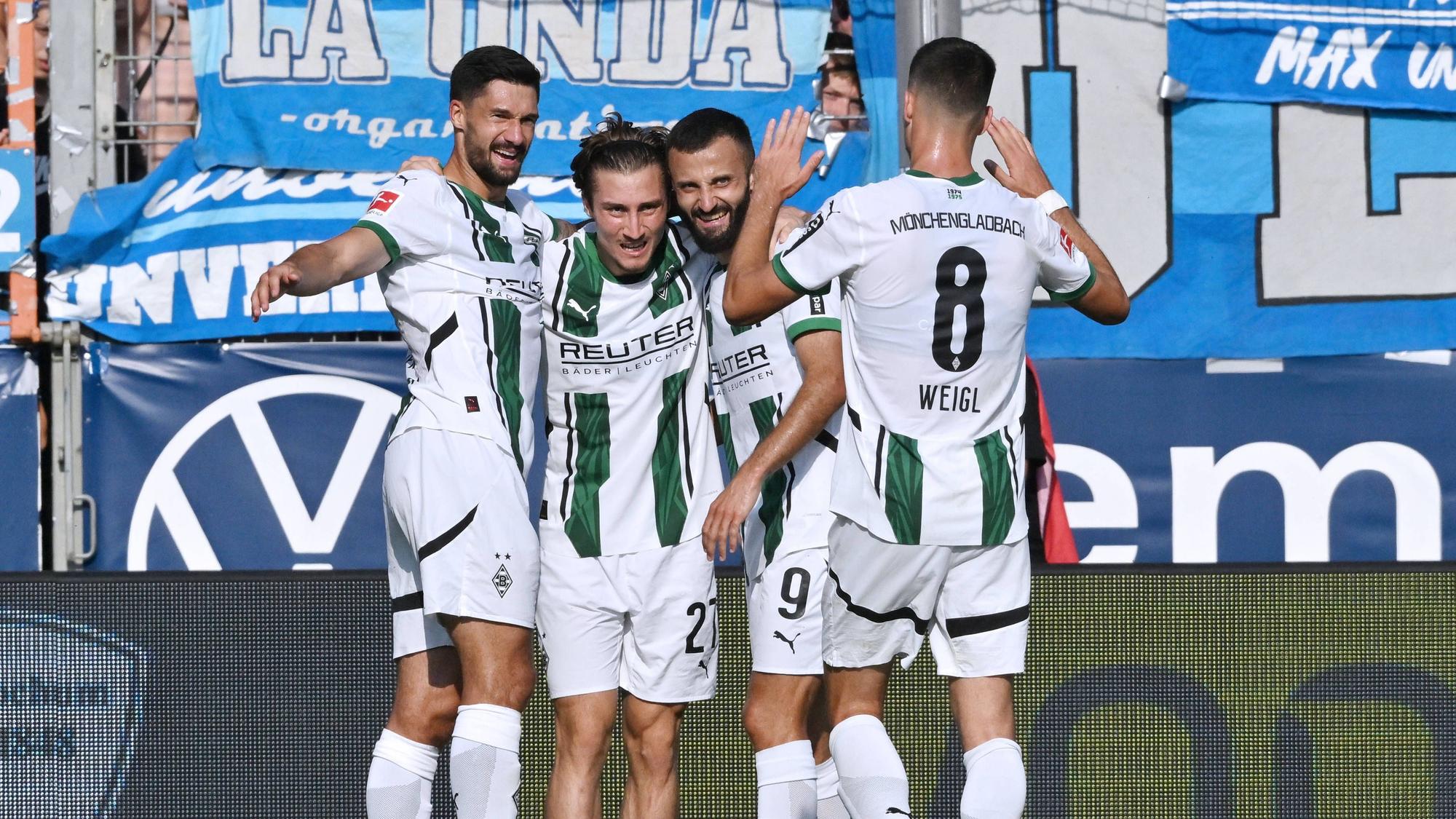 Gladbach-Profis bejubeln ein Tor.