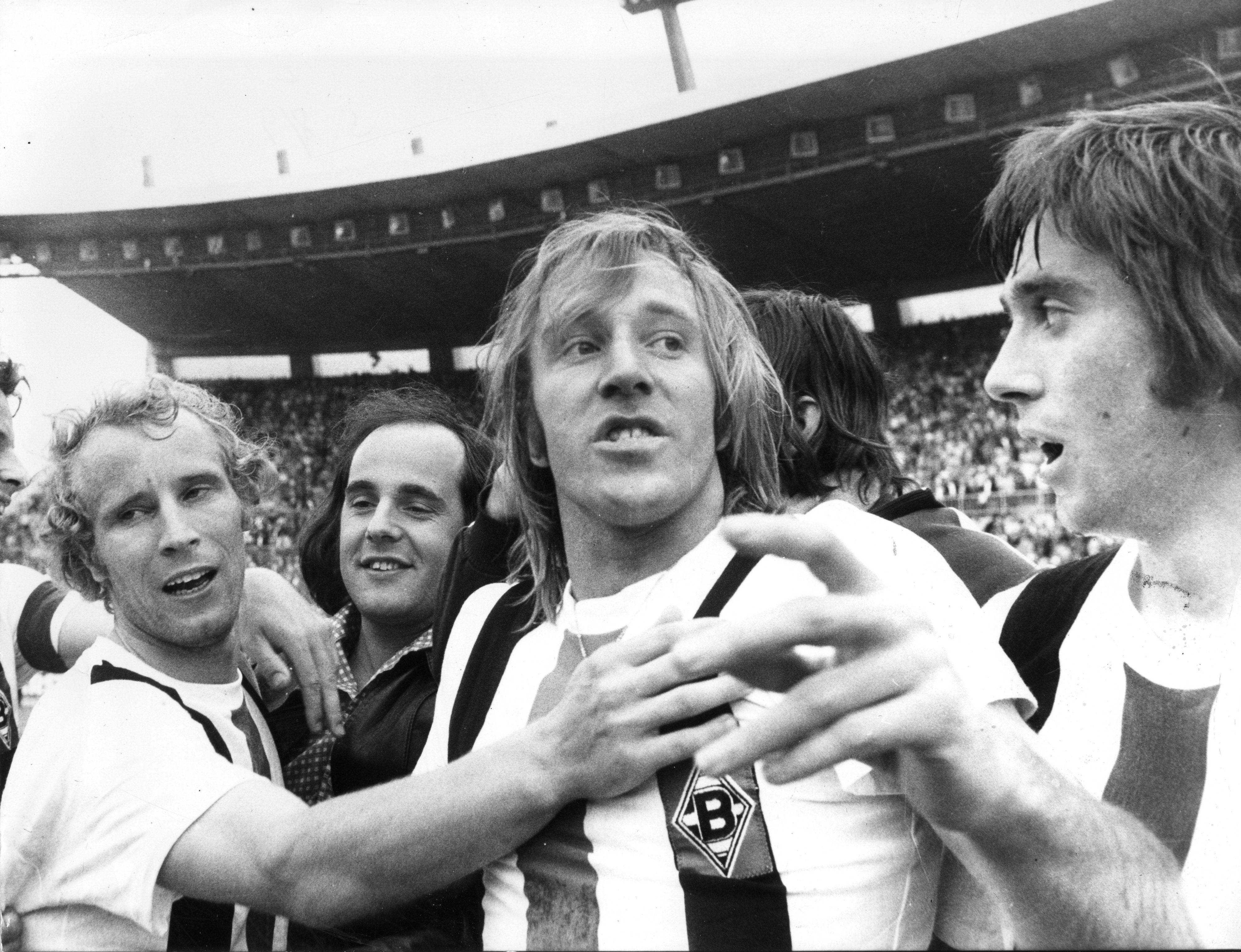 Günter Netzer jubelt zusammen mit Berti Vogts über den Gewinn des DFB-Pokals gegen den 1. FC Köln.