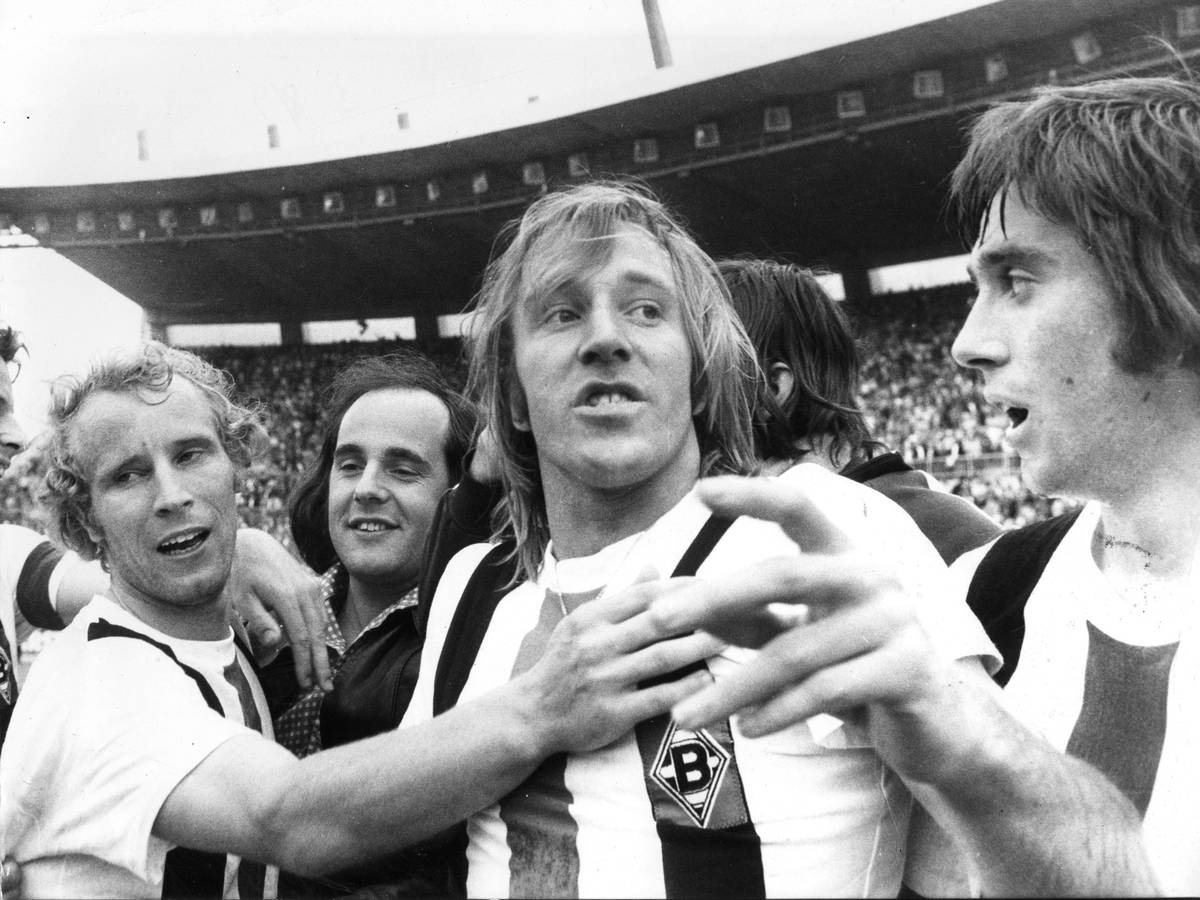 Günter Netzer jubelt zusammen mit Berti Vogts über den Gewinn des DFB-Pokals gegen den 1. FC Köln.