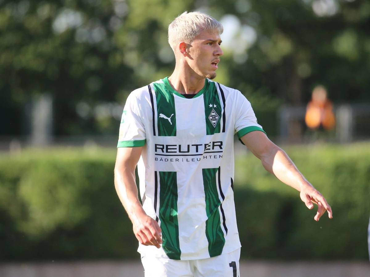 Noah Pesch, mit blondierten Haaren, im neuen Gladbacher Heimtrikot.