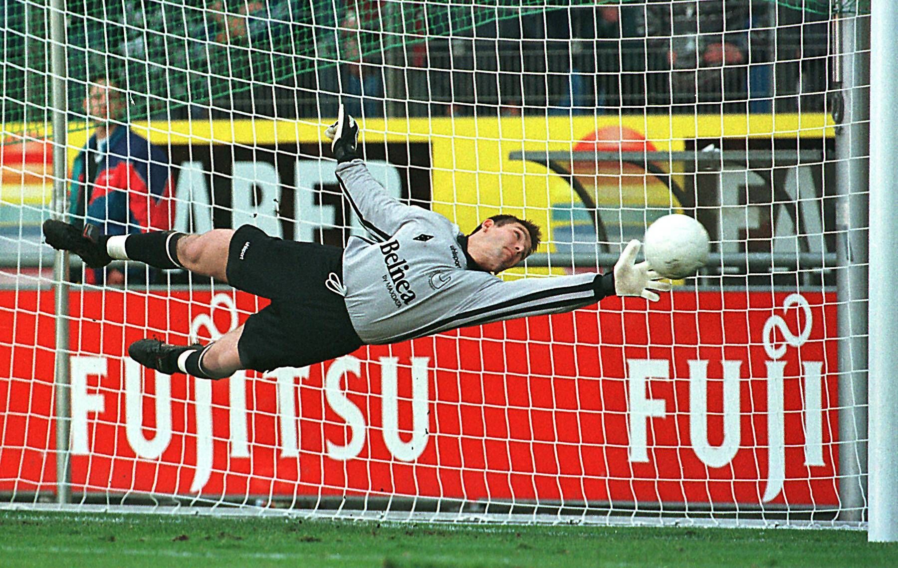Uwe Kamps halt einen Ball per Flugparade.