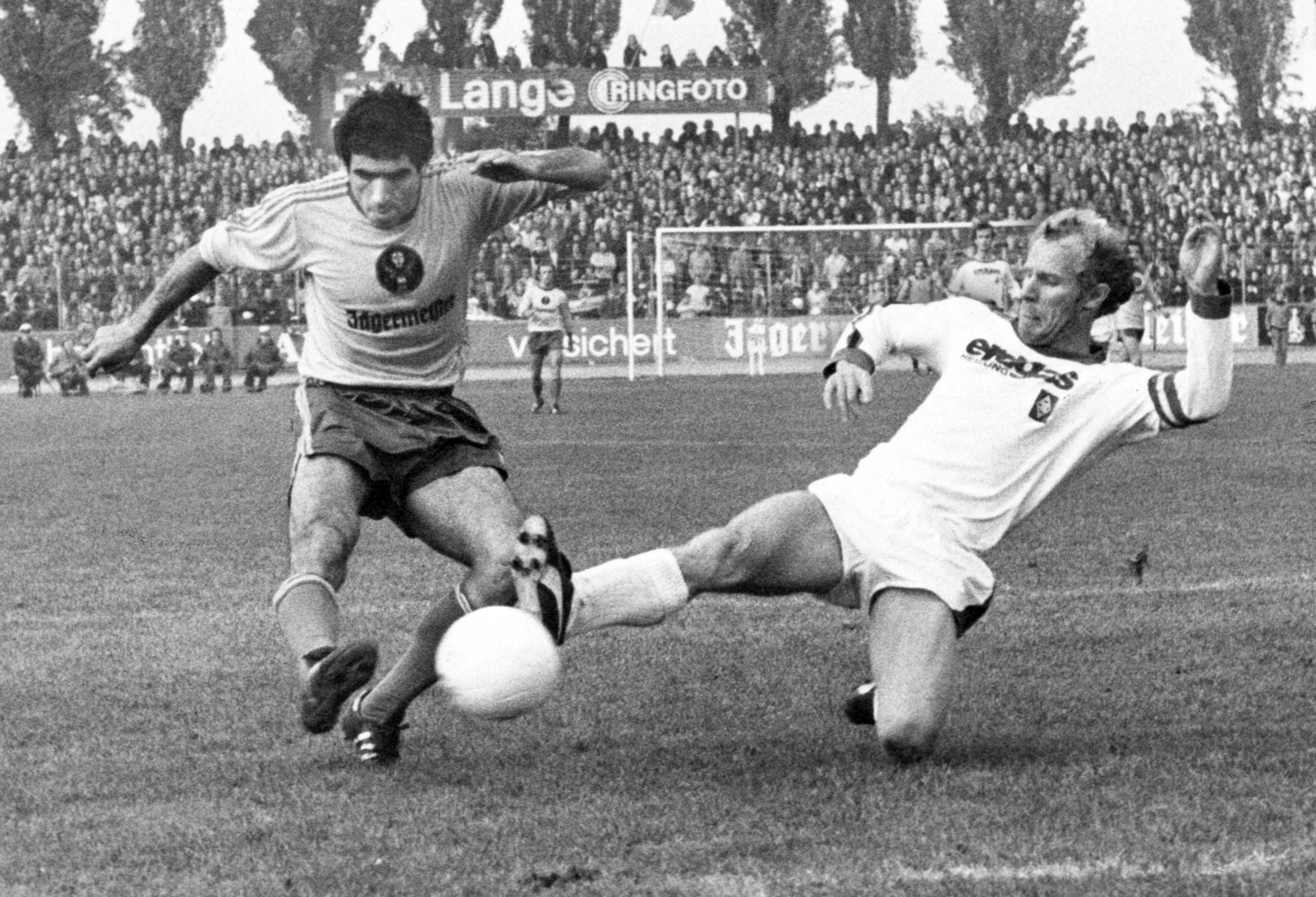 Berti Vogts bei der Grätsche.