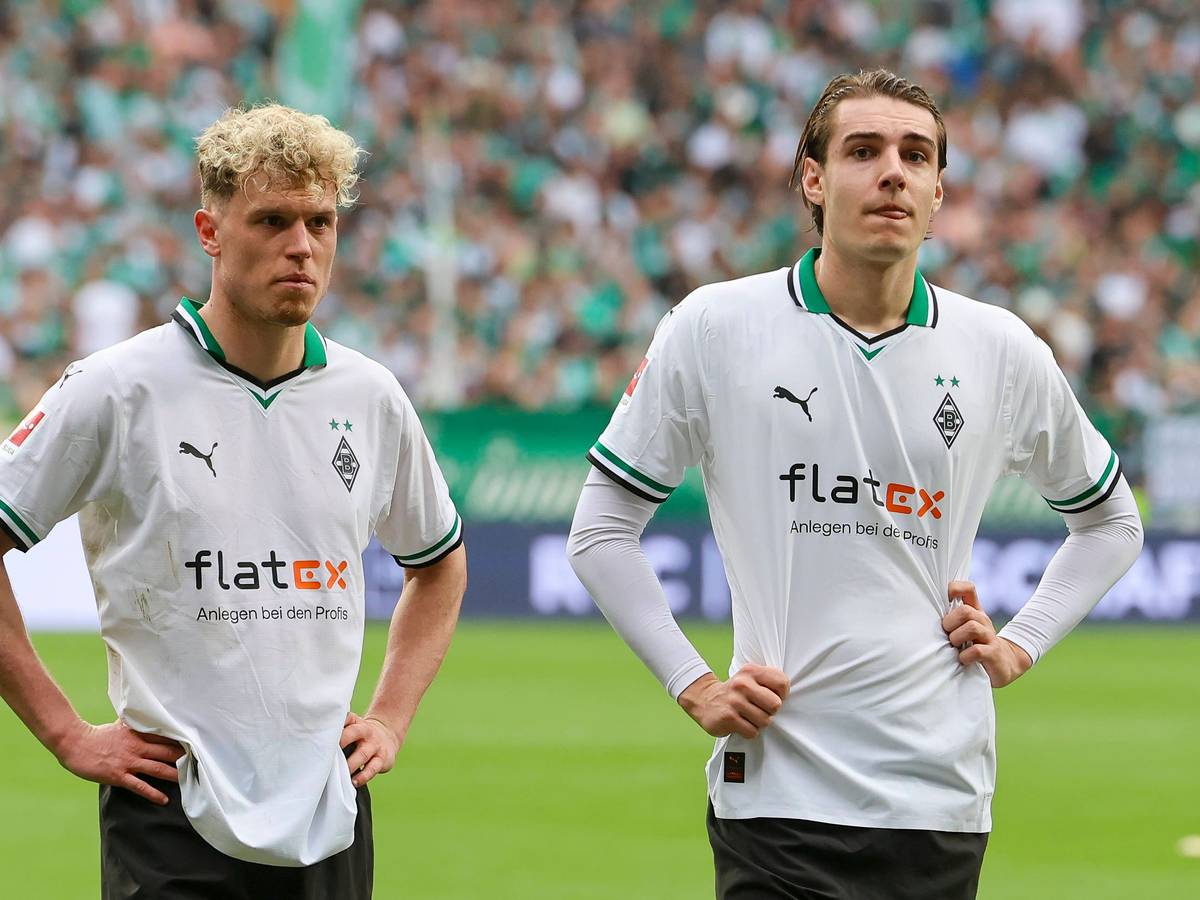 Robin Hack und Florian Neuhaus stehen nach dem Spiel in Bremen enttäuscht auf dem Platz und stemmen die Arme in die Hüften.