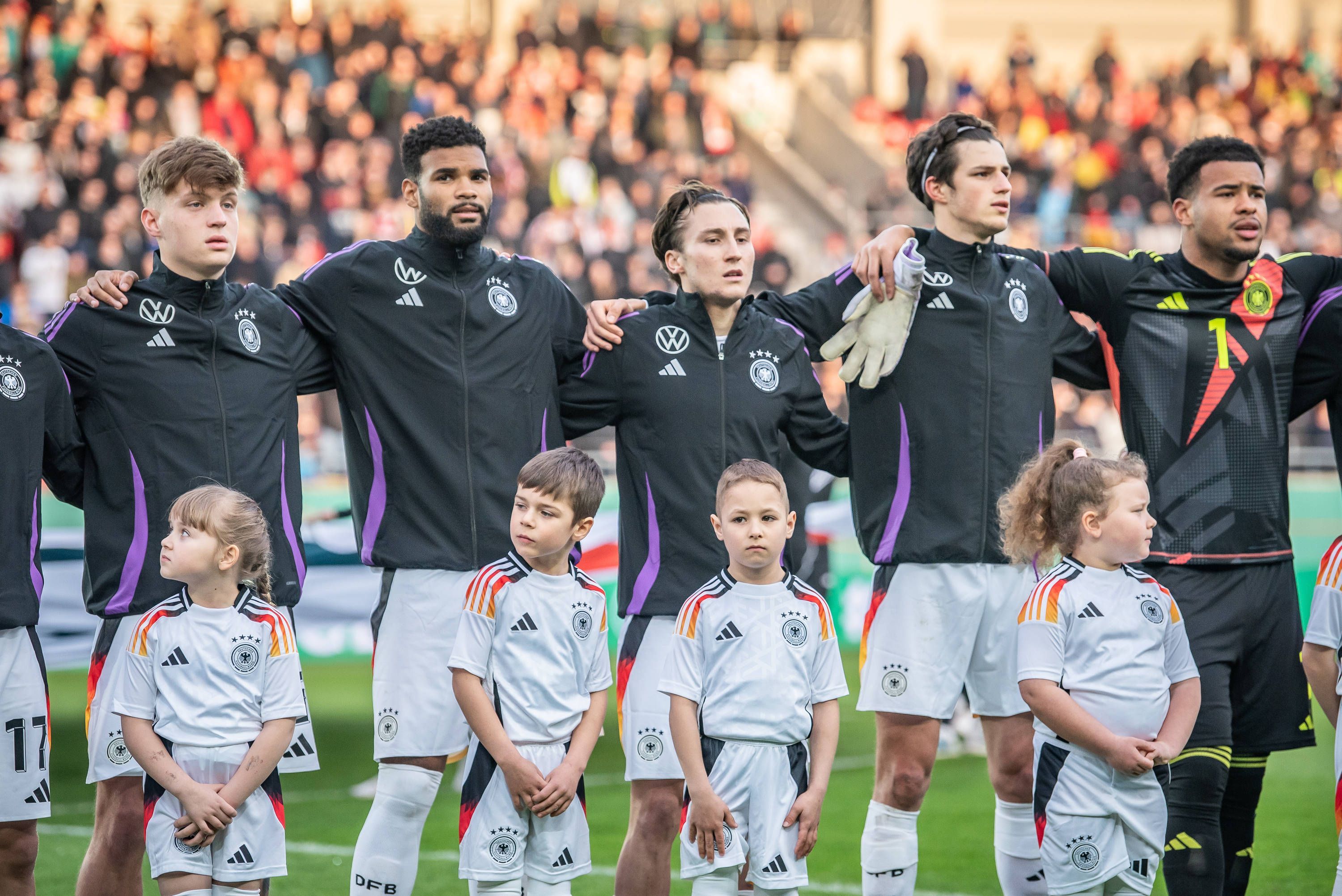 Die deutsche U21-Nationalmannschaft bei der Nationalhymne.