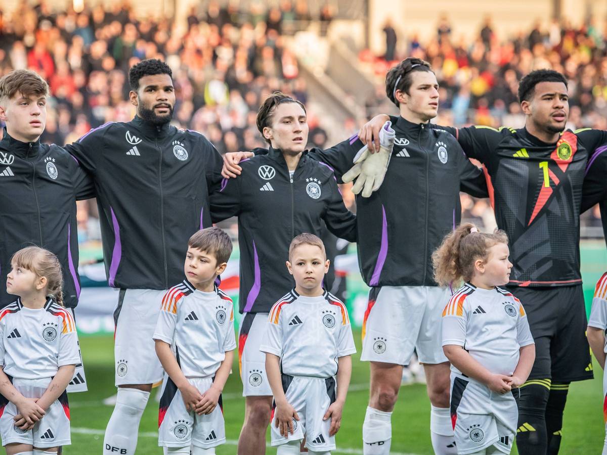 Die deutsche U21-Nationalmannschaft bei der Nationalhymne.