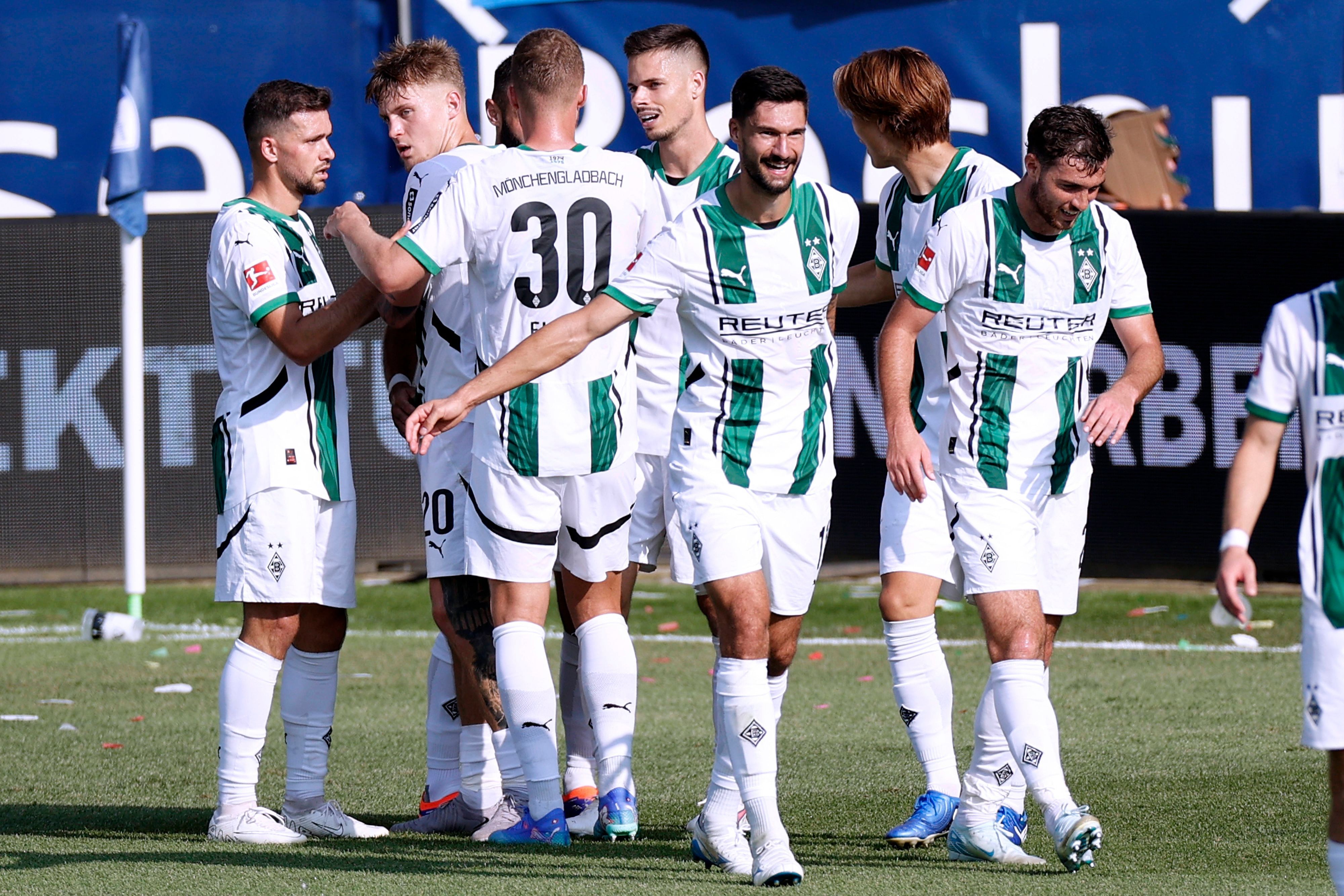 Die Spieler von Borussia Mönchengladbach jubeln im Bundesliga-Spiel beim VfL Bochum über ein Tor.