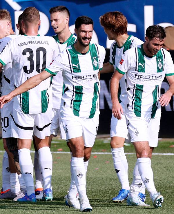 Die Spieler von Borussia Mönchengladbach jubeln im Bundesliga-Spiel beim VfL Bochum über ein Tor.