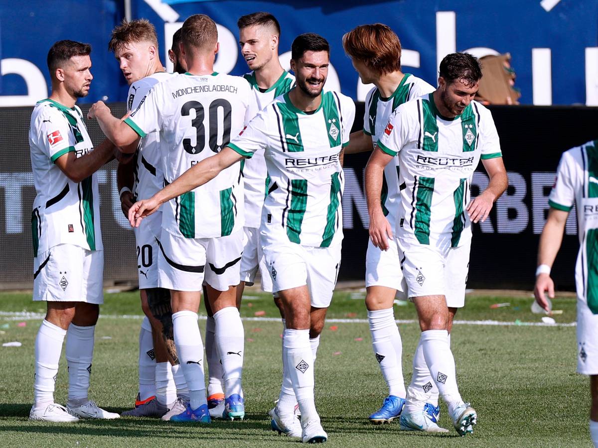 Die Spieler von Borussia Mönchengladbach jubeln im Bundesliga-Spiel beim VfL Bochum über ein Tor.
