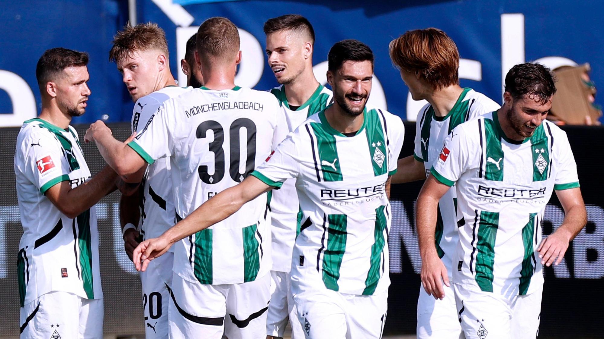 Die Spieler von Borussia Mönchengladbach jubeln im Bundesliga-Spiel beim VfL Bochum über ein Tor.