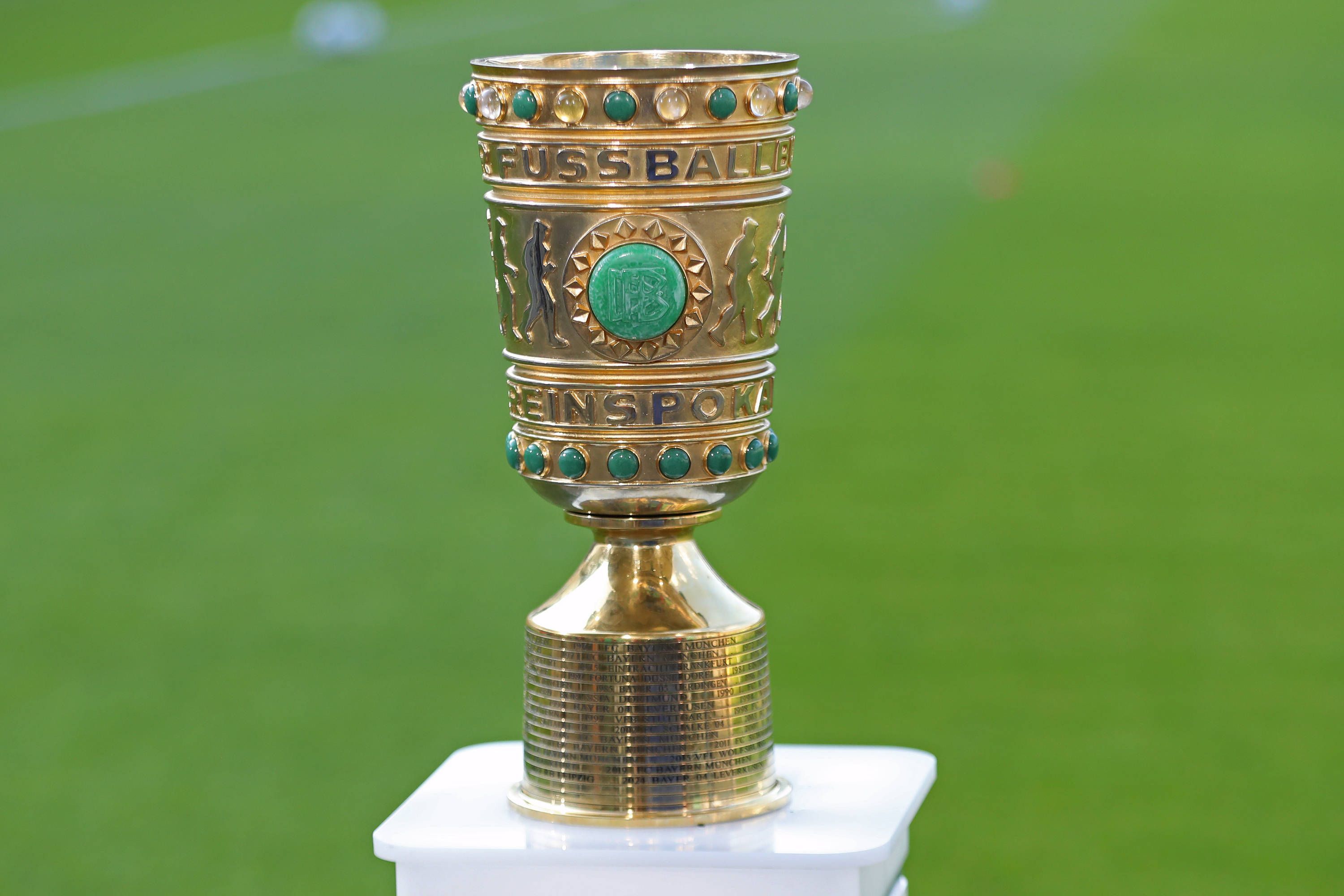 DFB-Pokal auf einem Sockel.