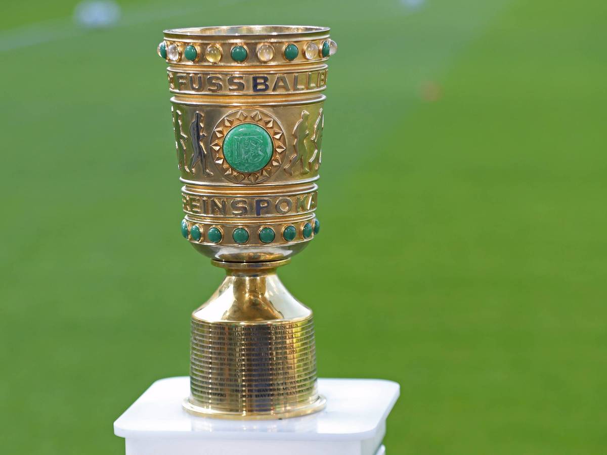 DFB-Pokal auf einem Sockel.