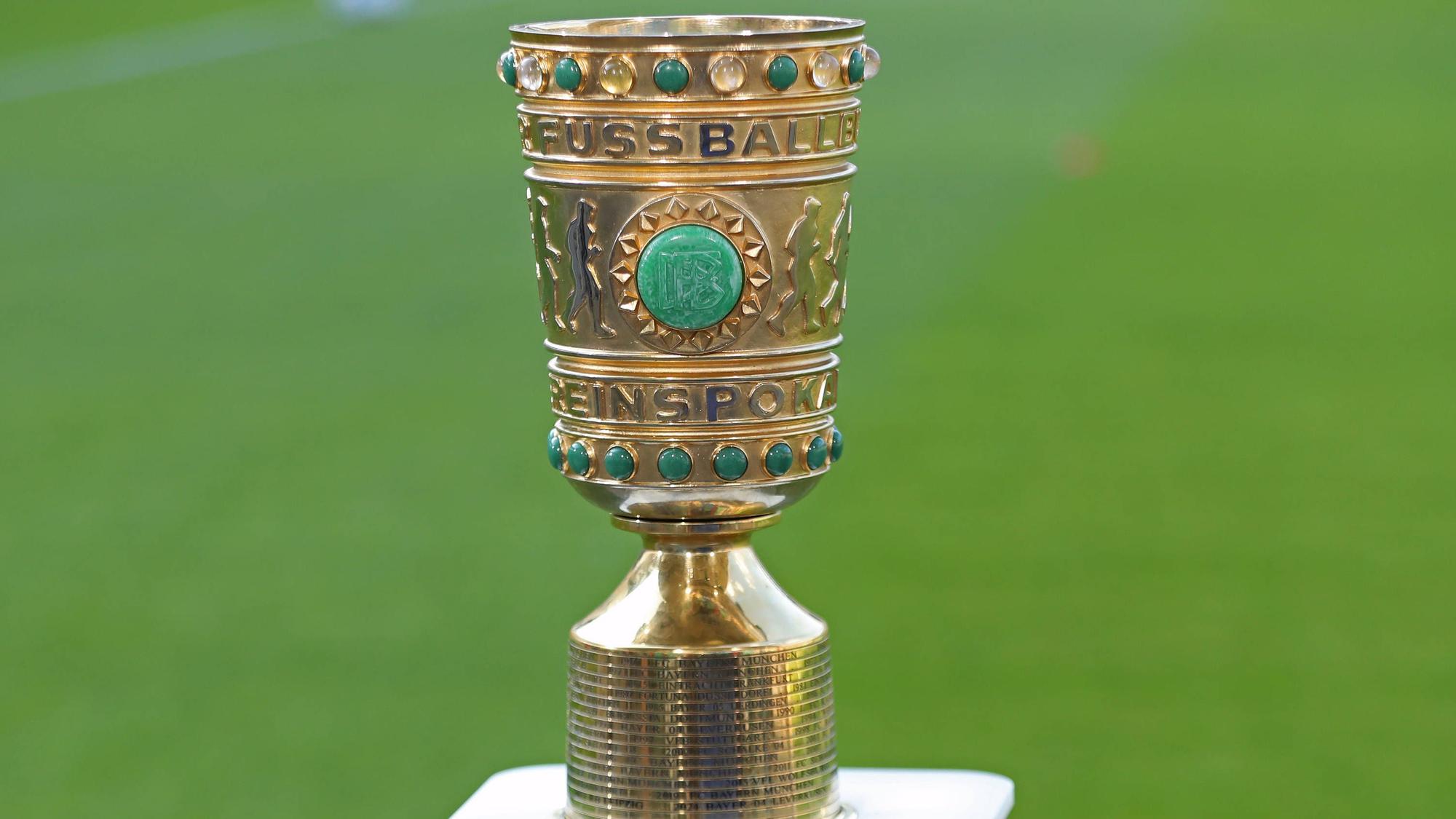 DFB-Pokal auf einem Sockel.