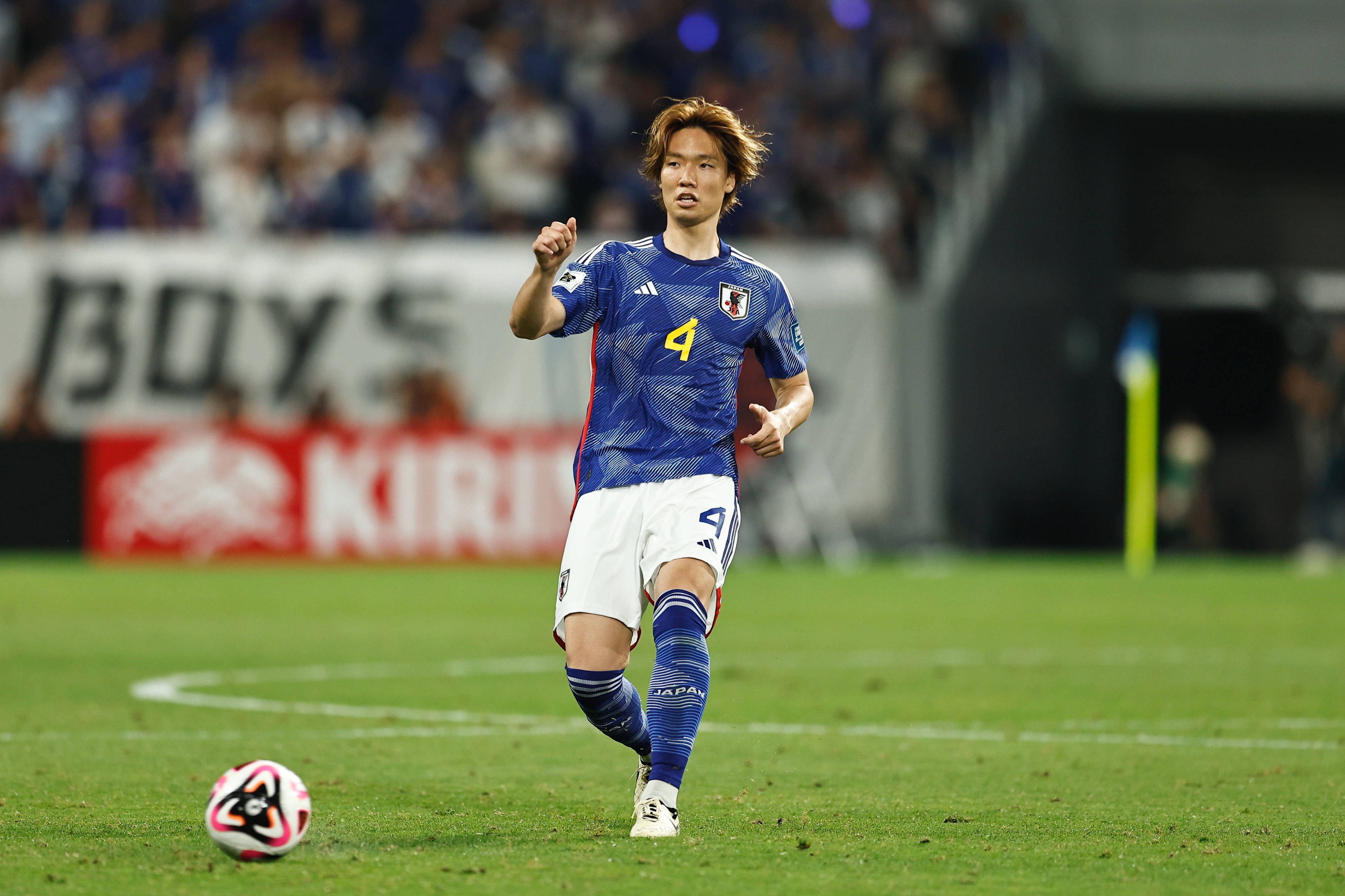 Japans Ko Itakura führt den Ball im Spiel gegen Syrien.