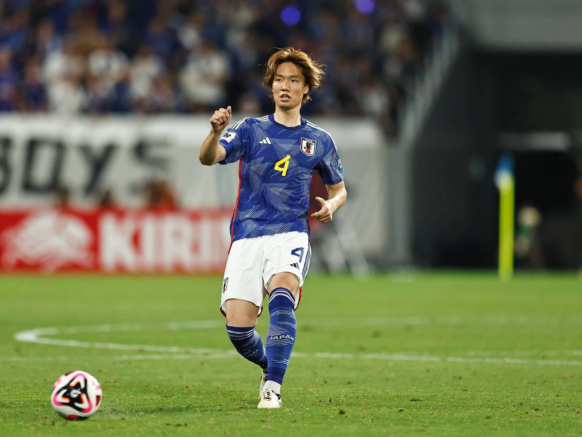 Japans Ko Itakura führt den Ball im Spiel gegen Syrien.