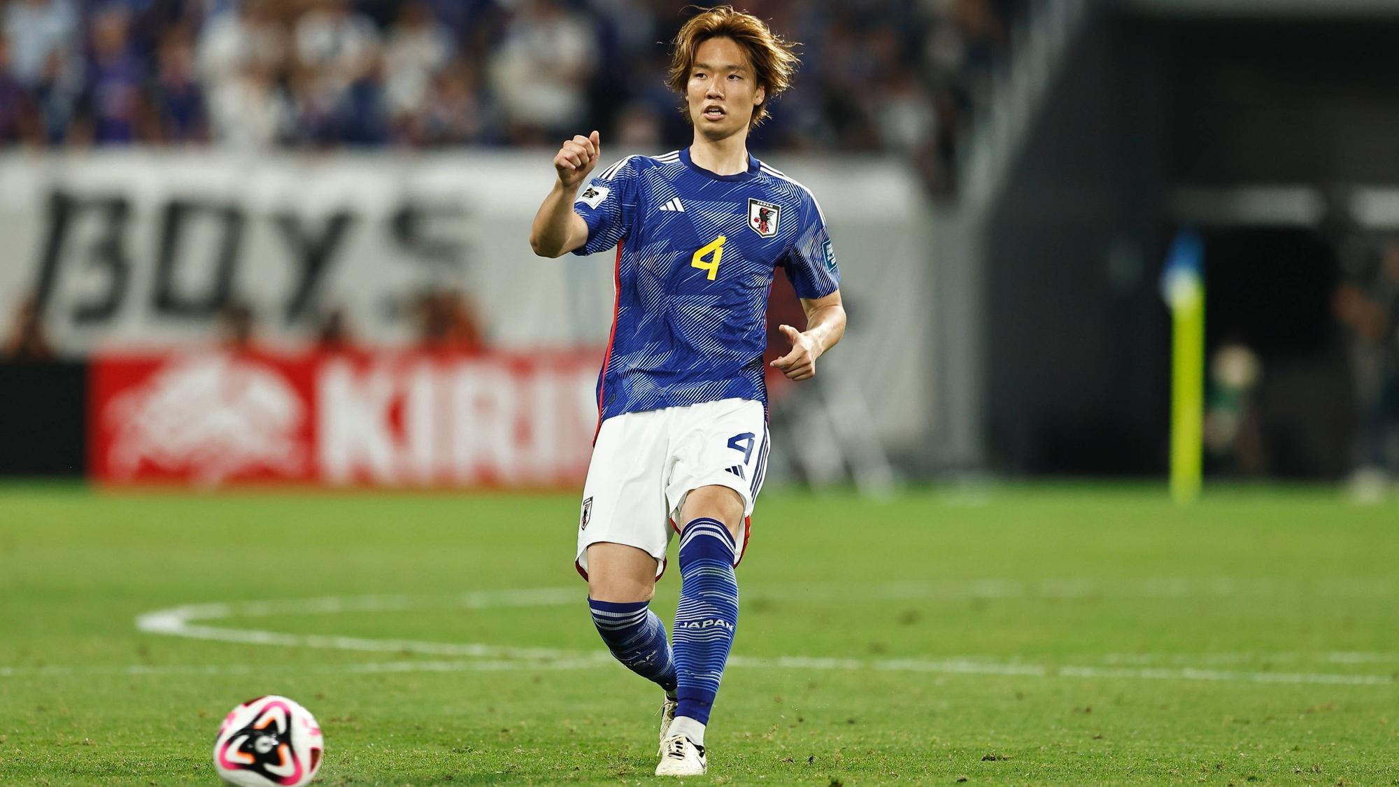 Japans Ko Itakura führt den Ball im Spiel gegen Syrien.