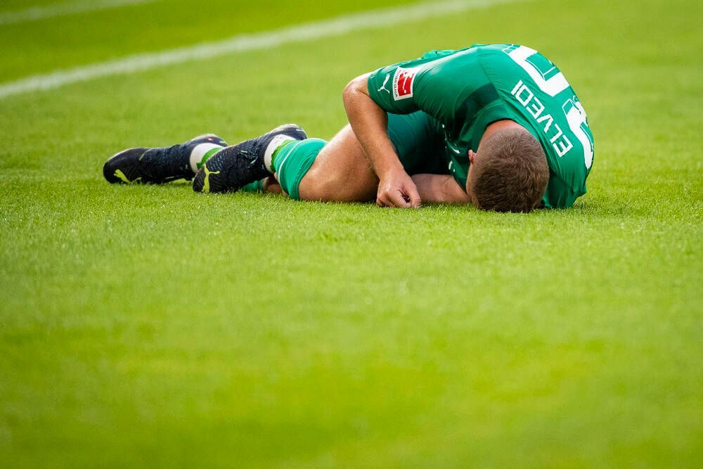 Nico Elvedi liegt verletzt am Boden.