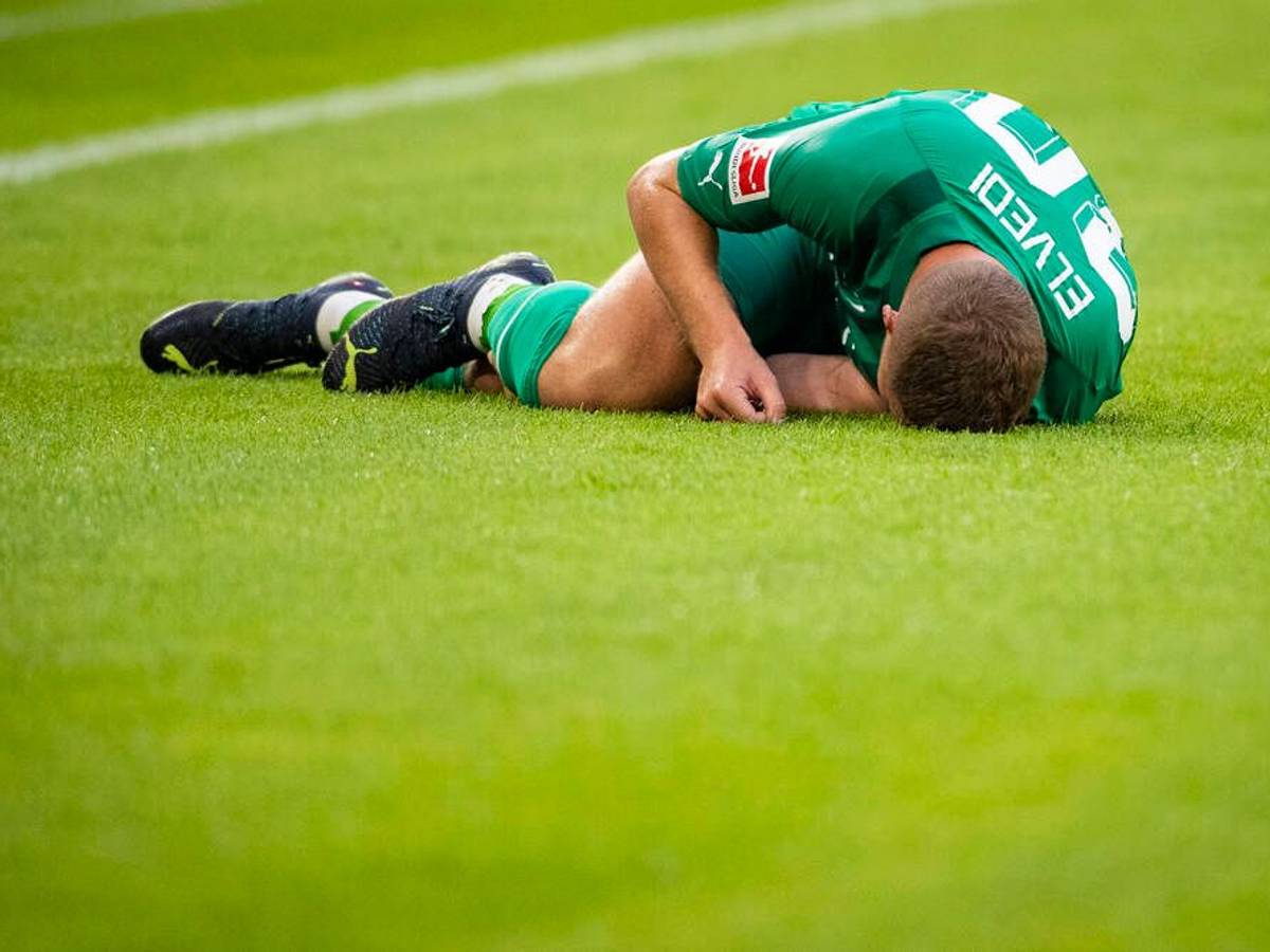 Nico Elvedi liegt verletzt am Boden.