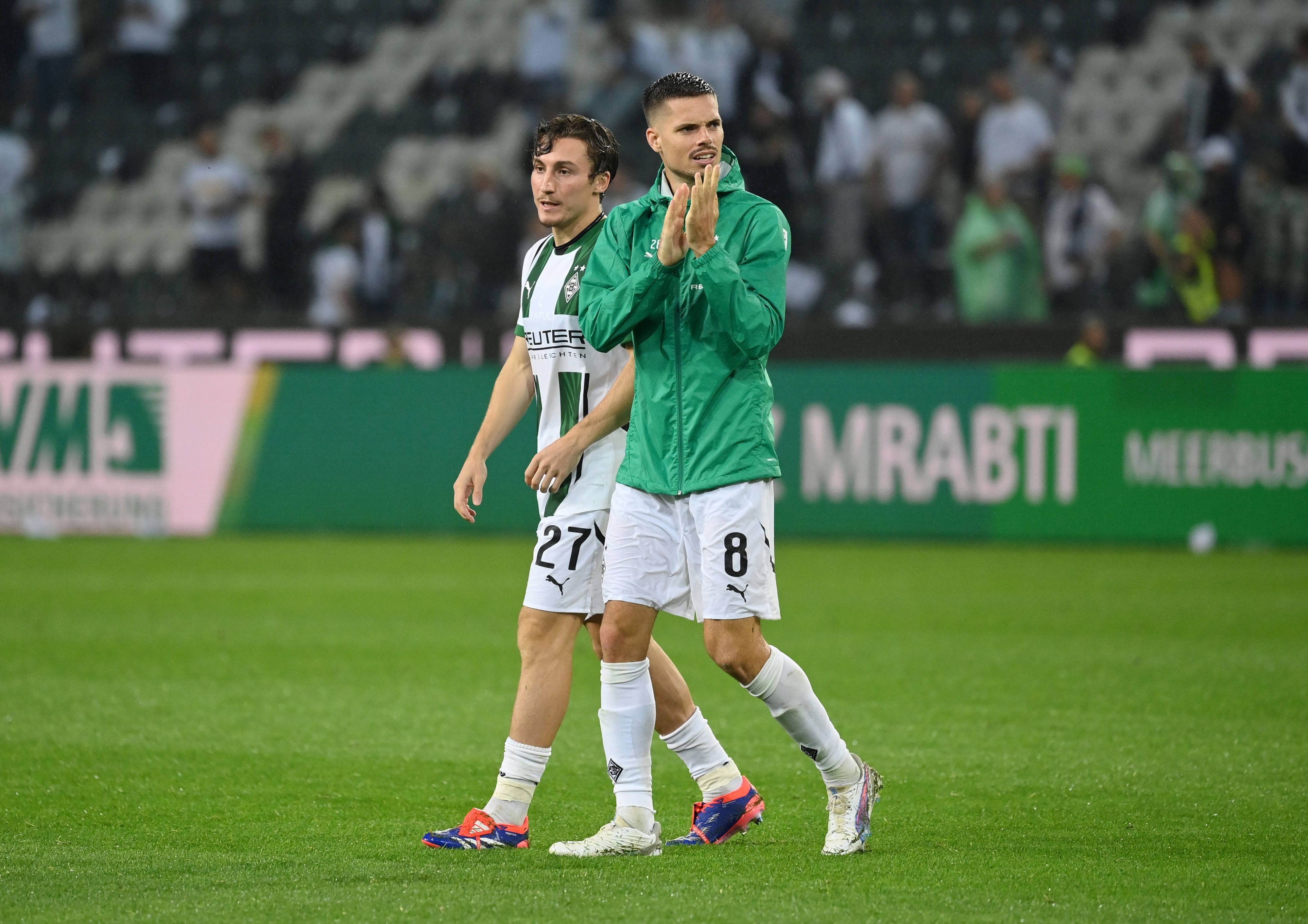 Die Gladbach-Profis Rocco Reitz und Julian Weigl applaudieren den Fans nach dem Spiel gegen Bayer Leverkusen.