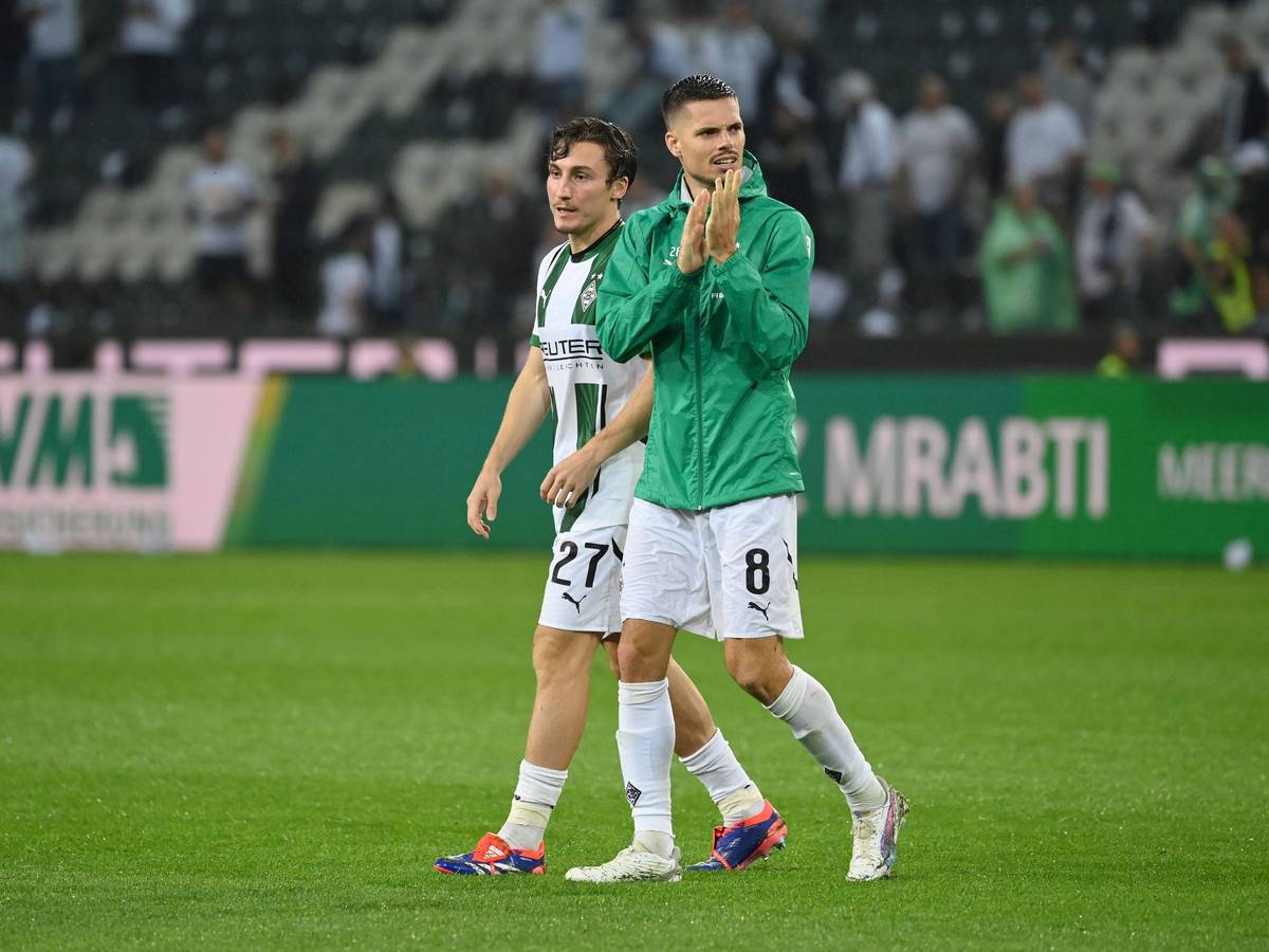 Die Gladbach-Profis Rocco Reitz und Julian Weigl applaudieren den Fans nach dem Spiel gegen Bayer Leverkusen.