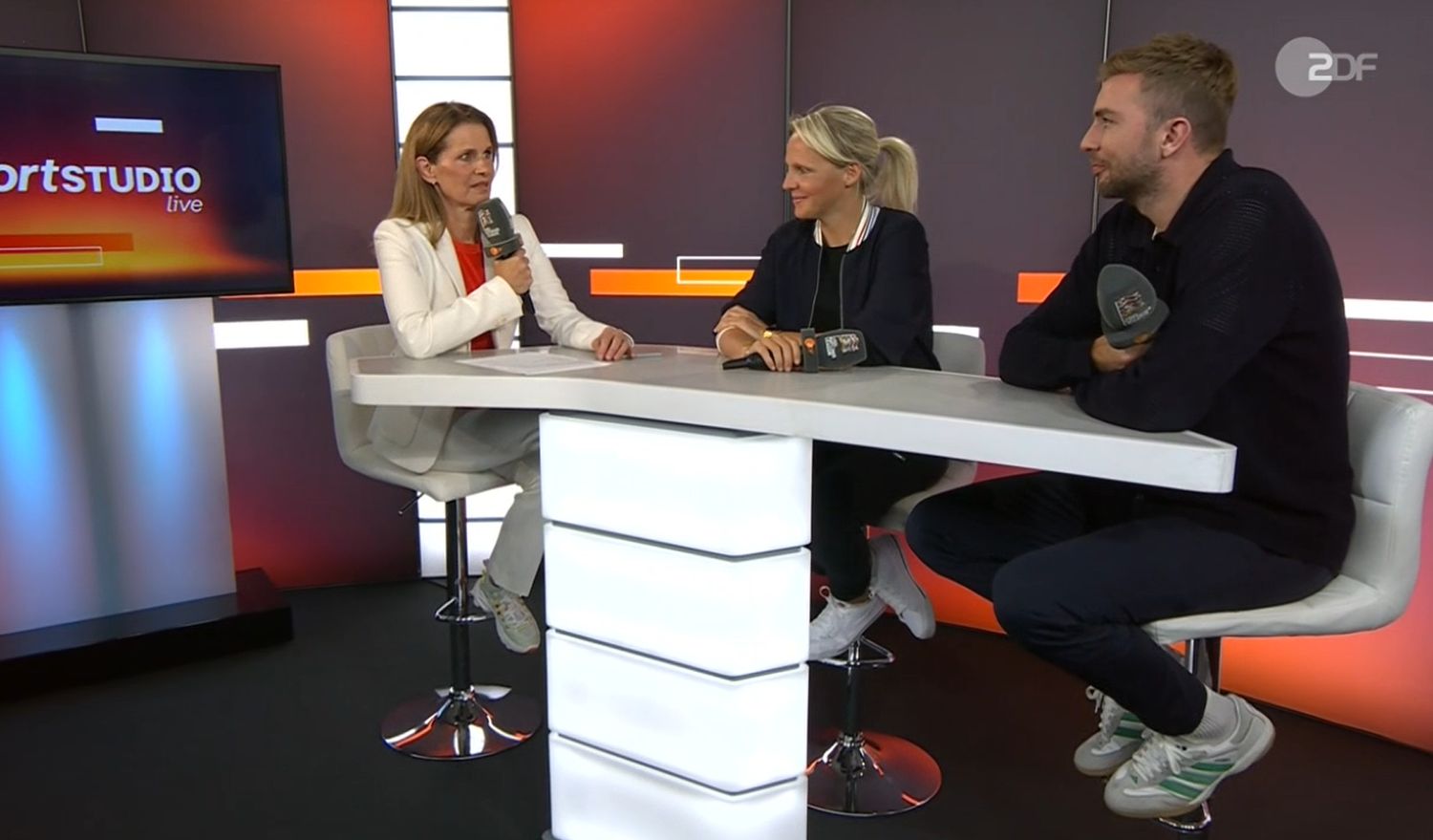 Katrin Müller-Hohenstein, Fritzy Kromp und Christoph Kramer nach dem Sieg der deutschen Nationalmannschaft gegen Ungarn.