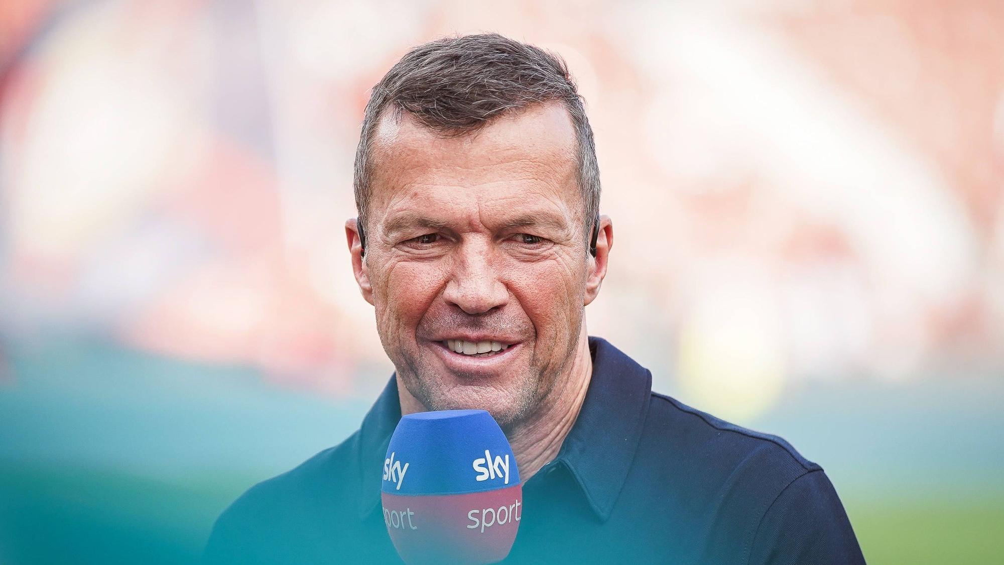 Sky-Experte Lothar Matthäus spricht beim Spiel Bayer Leverkusen gegen RB Leipzig lächelnd ins Mikrofon.