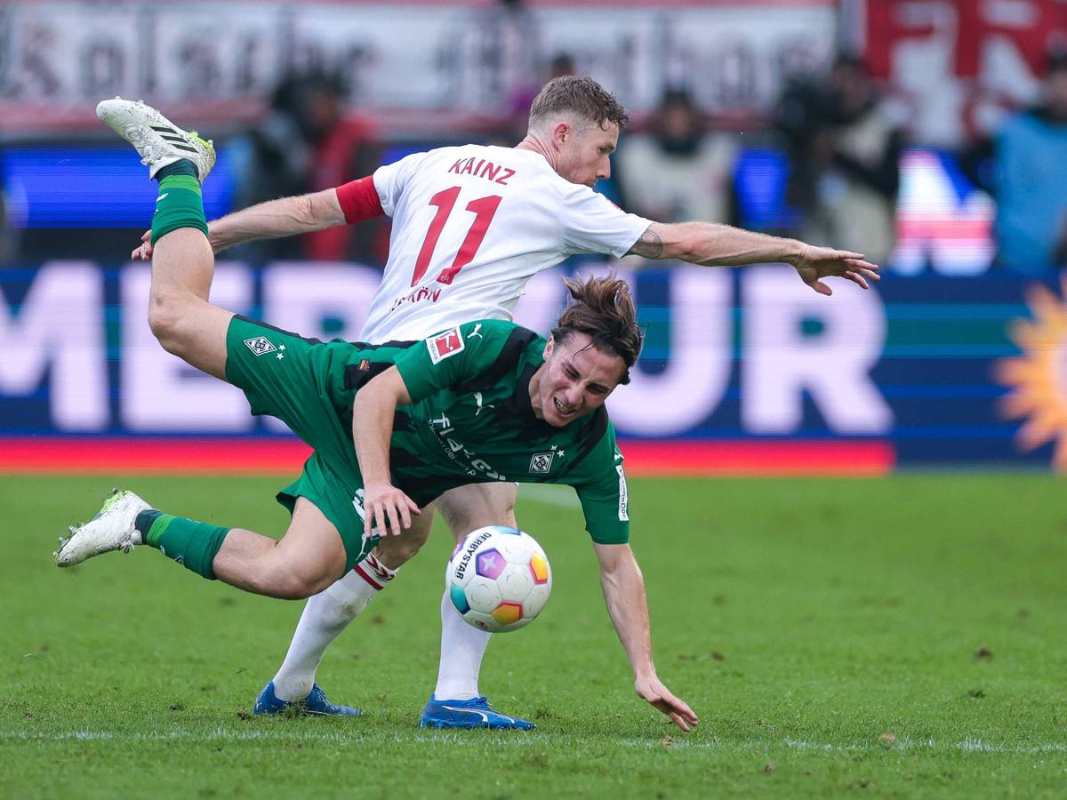 Borussia Mönchengladbachs Rocco Reitz wird von Kölns Florian Kainz im Zweikampf zu Fall gebracht.