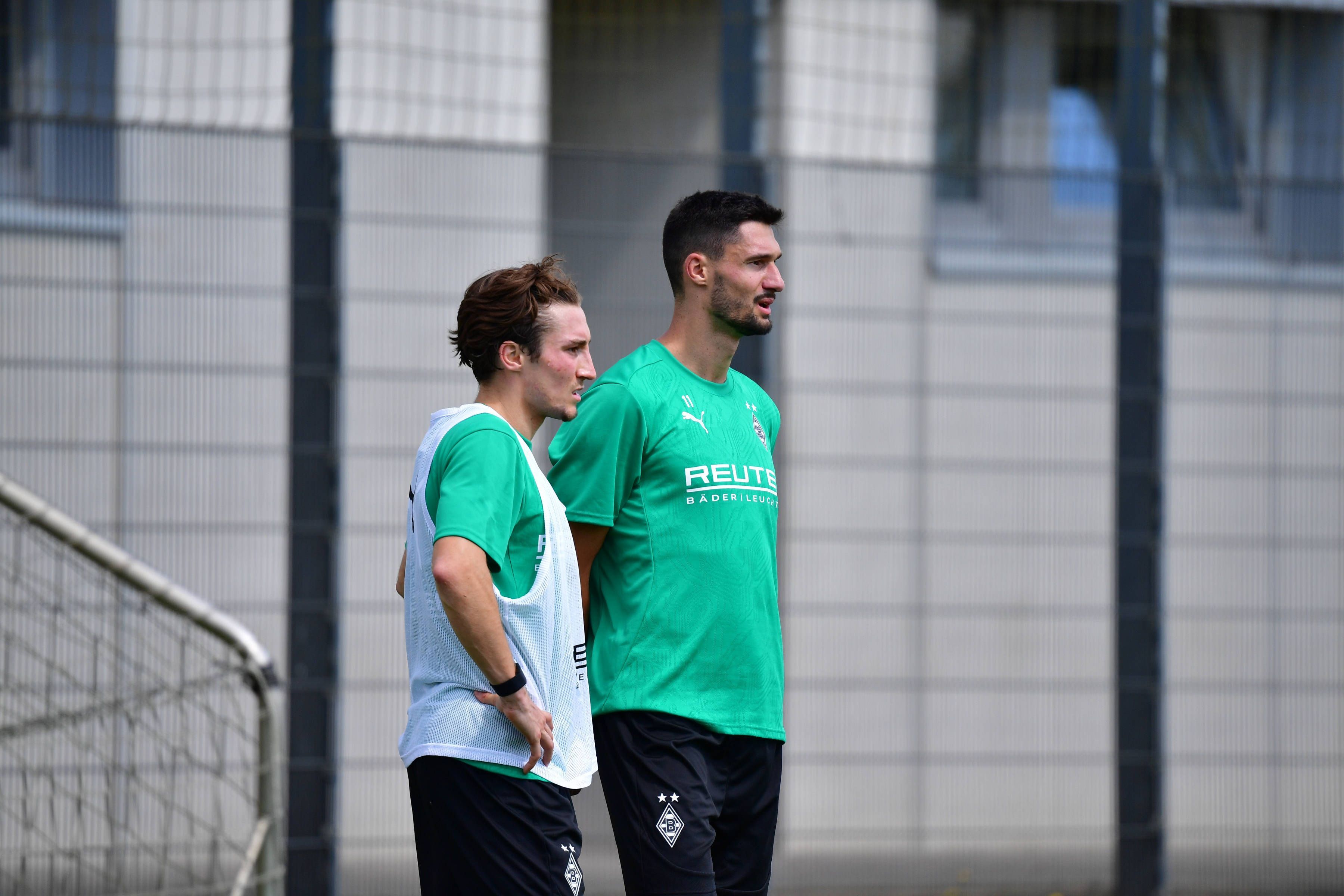 Die Gladbach-Profis Rocco Reitz und Tim Kleindienst stehen nebeneinander auf dem Trainingsplatz.
