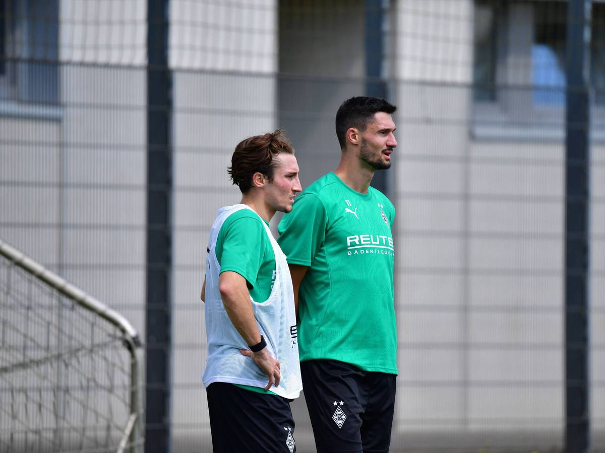 Die Gladbach-Profis Rocco Reitz und Tim Kleindienst stehen nebeneinander auf dem Trainingsplatz.