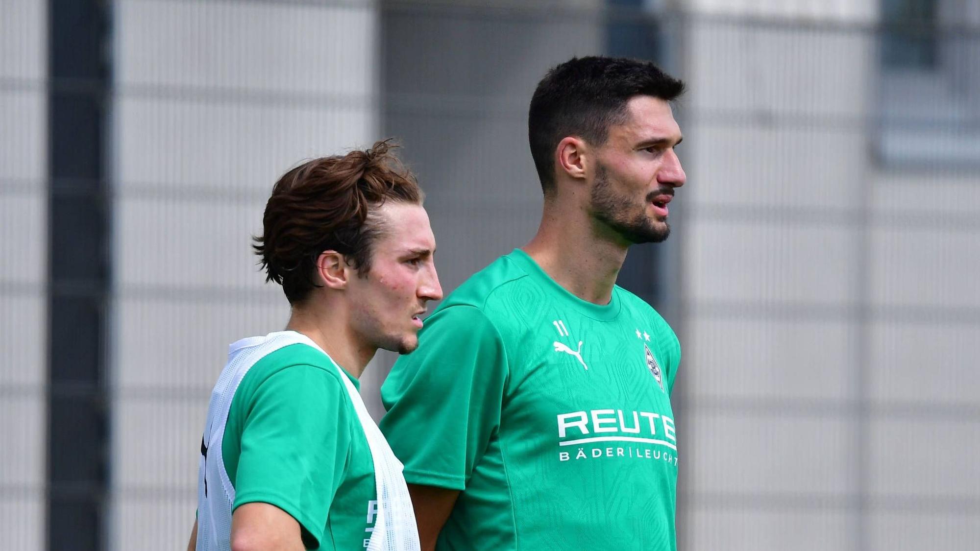 Die Gladbach-Profis Rocco Reitz und Tim Kleindienst stehen nebeneinander auf dem Trainingsplatz.