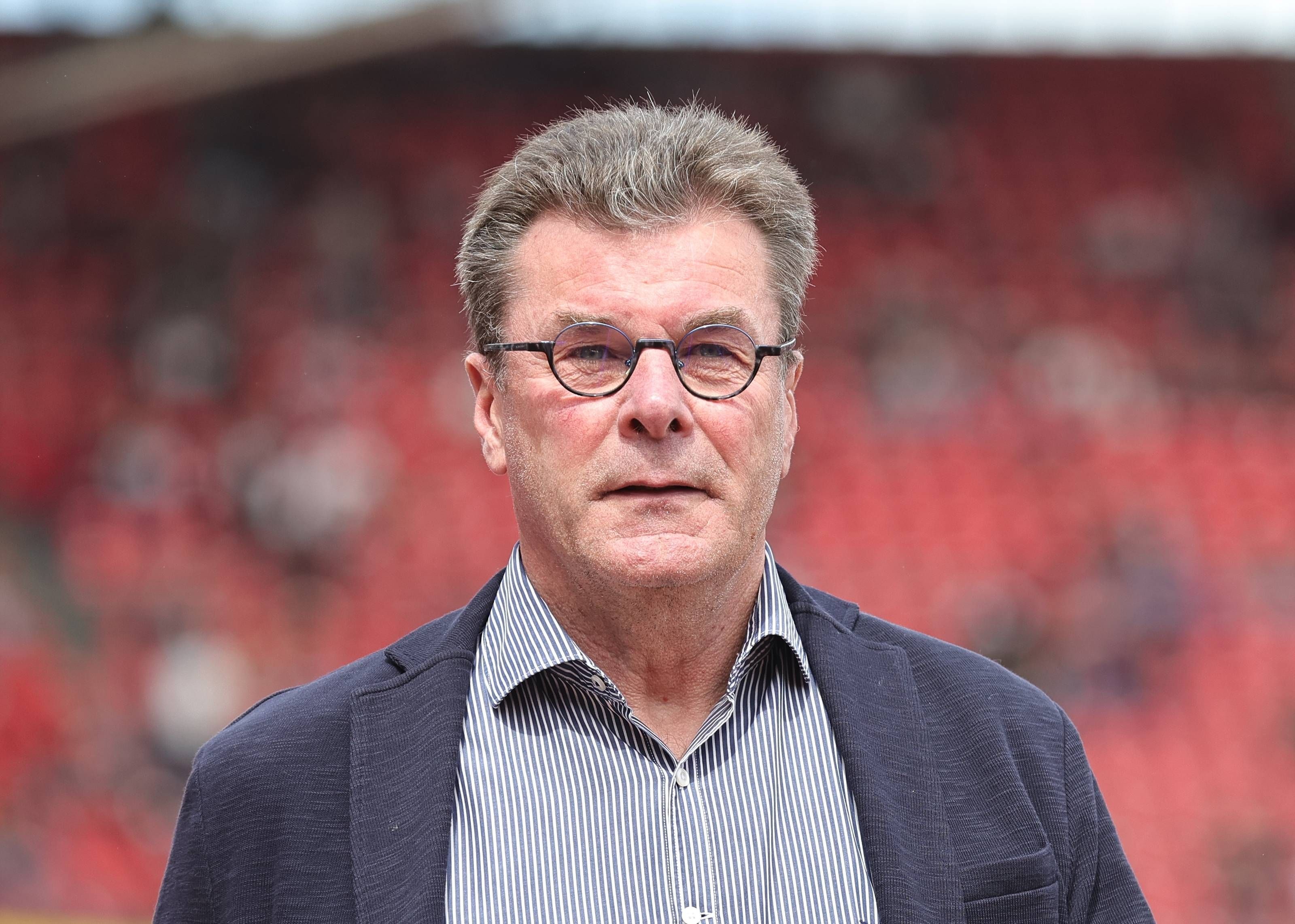 Nürnbergs Sport-Vorstand Dieter Hecking steht im Max-Morlock-Stadion und blickt in die Kamera.