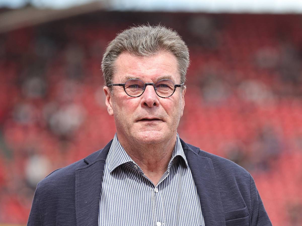 Nürnbergs Sport-Vorstand Dieter Hecking steht im Max-Morlock-Stadion und blickt in die Kamera.