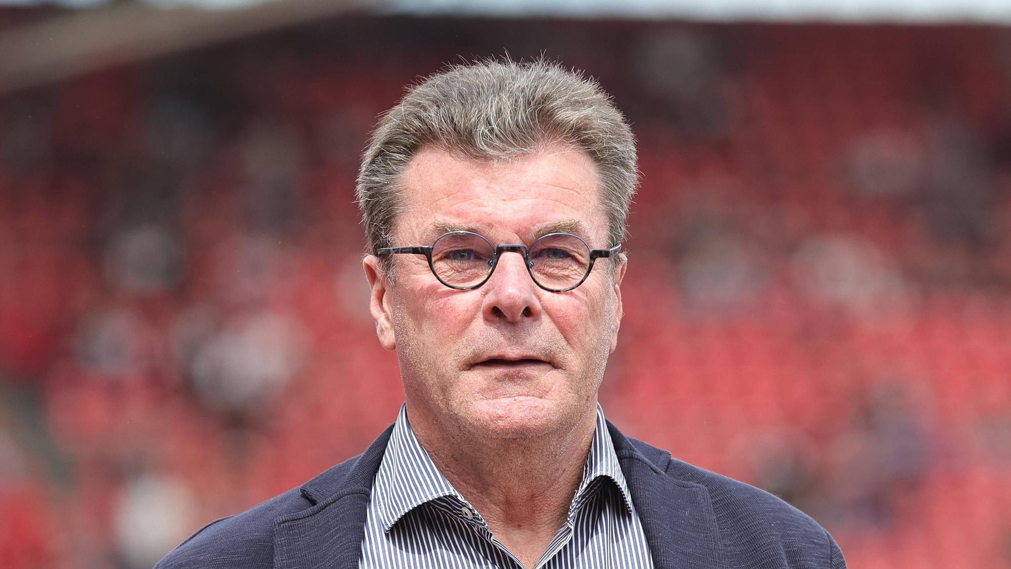 Nürnbergs Sport-Vorstand Dieter Hecking steht im Max-Morlock-Stadion und blickt in die Kamera.
