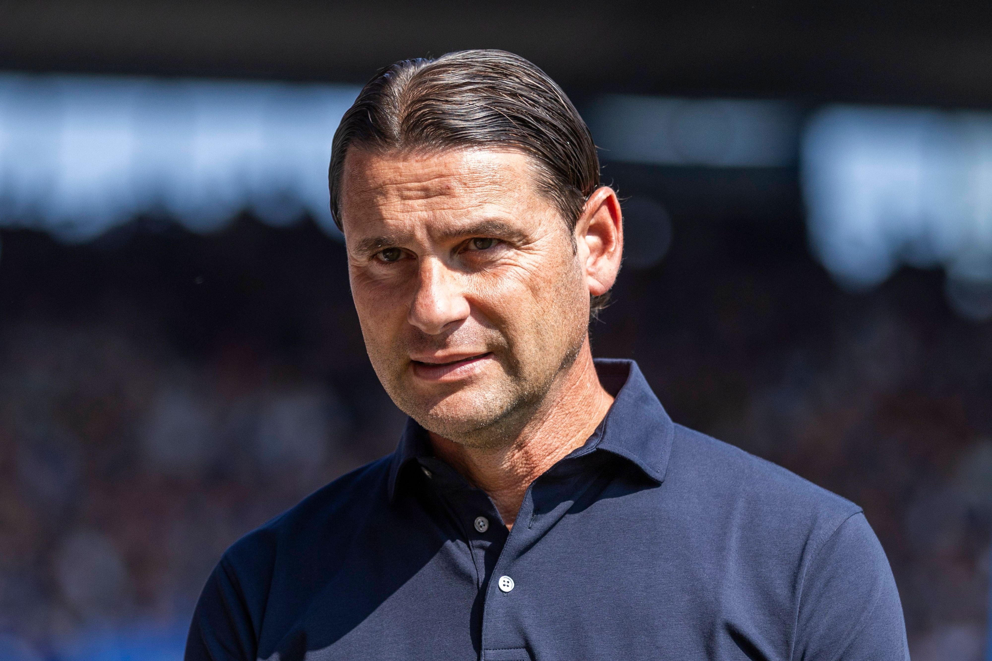 Borussia Mönchengladbachs Trainer Gerardo Seoane steht beim Spiel in Bochum im Stadion.